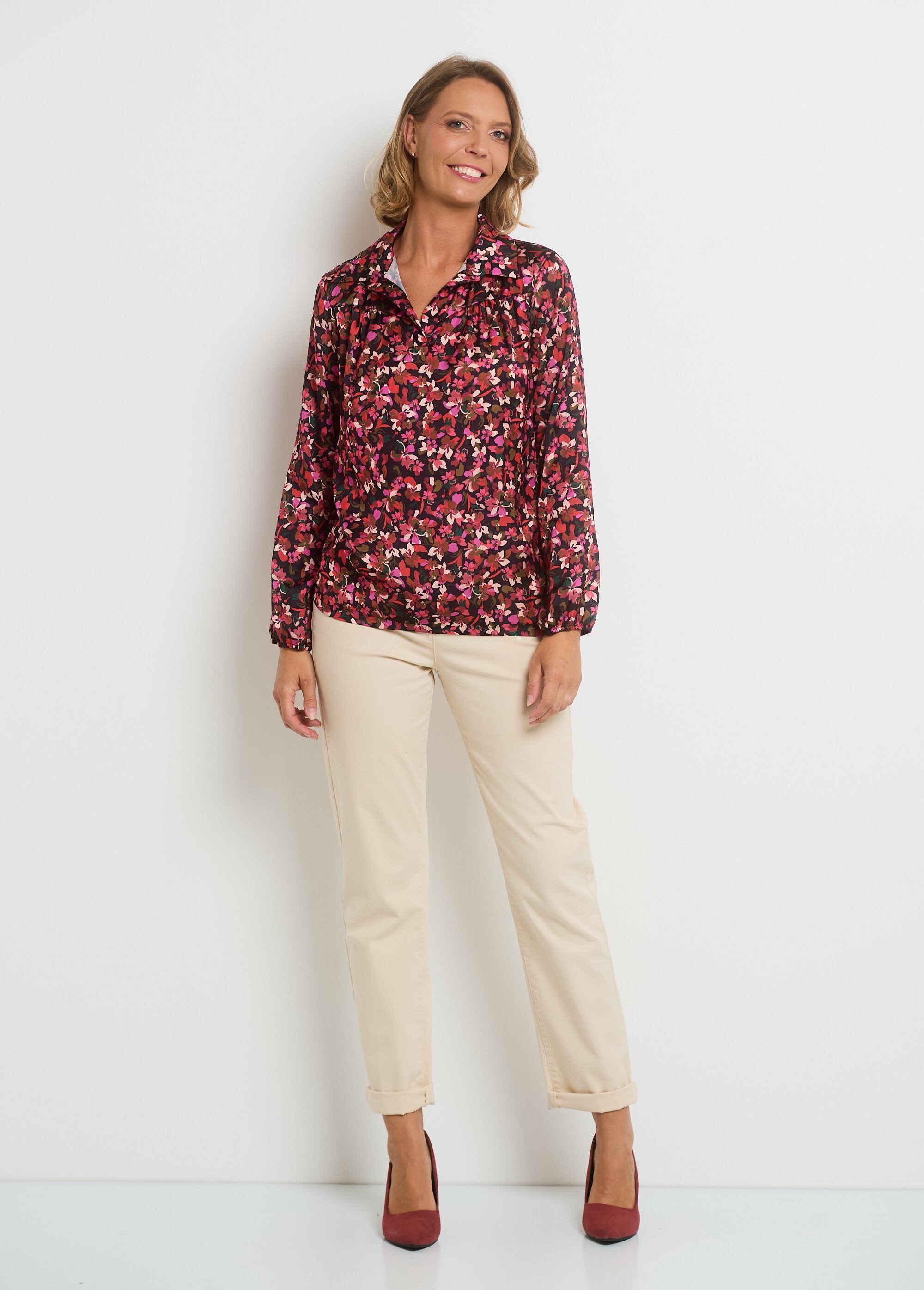 V-neck_printed_blouse_with_elasticated_sleeves_Red_and_black_SF1_slim