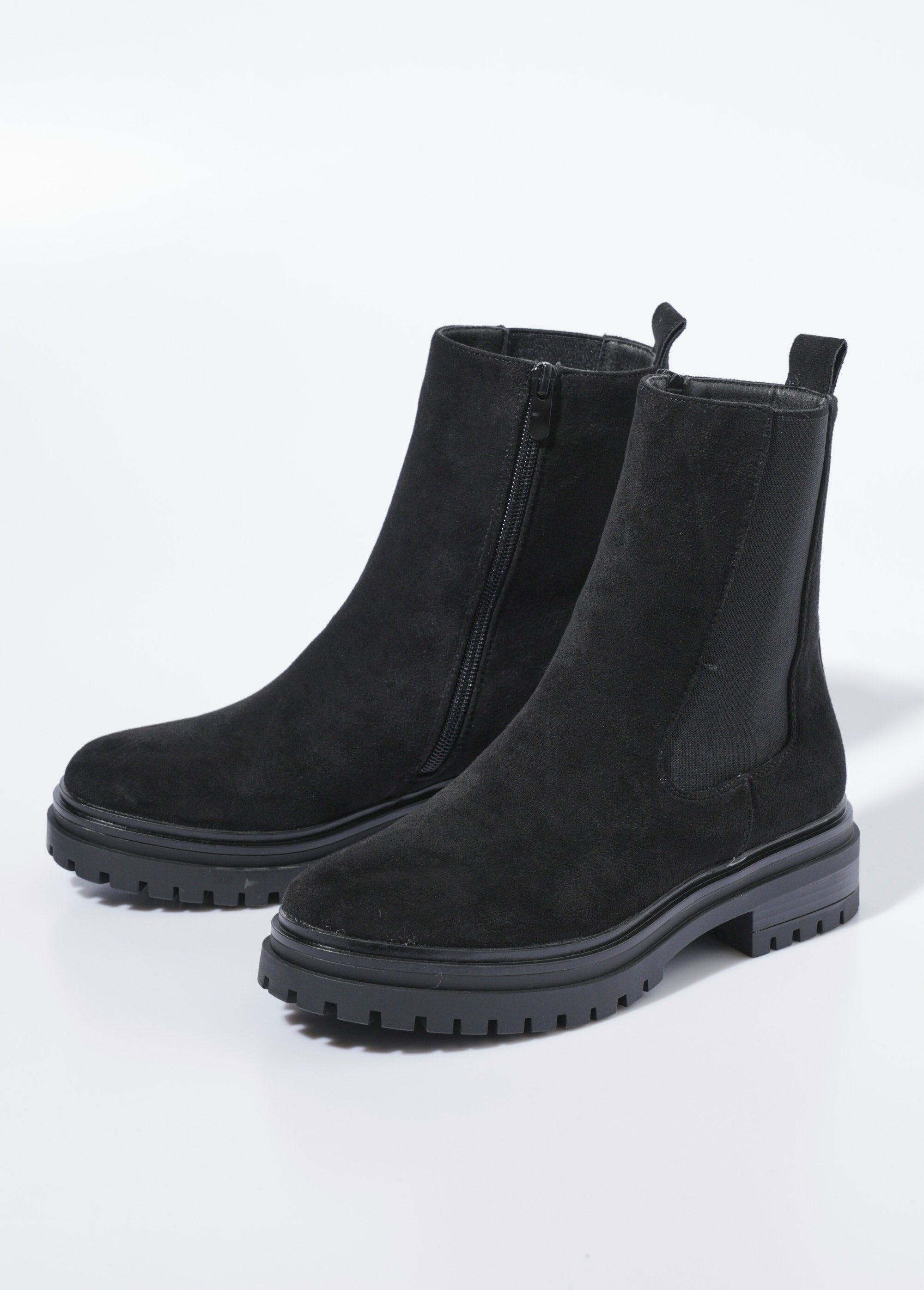High_Chelsea_boots_with_lugged_soles_Black_DE1_slim