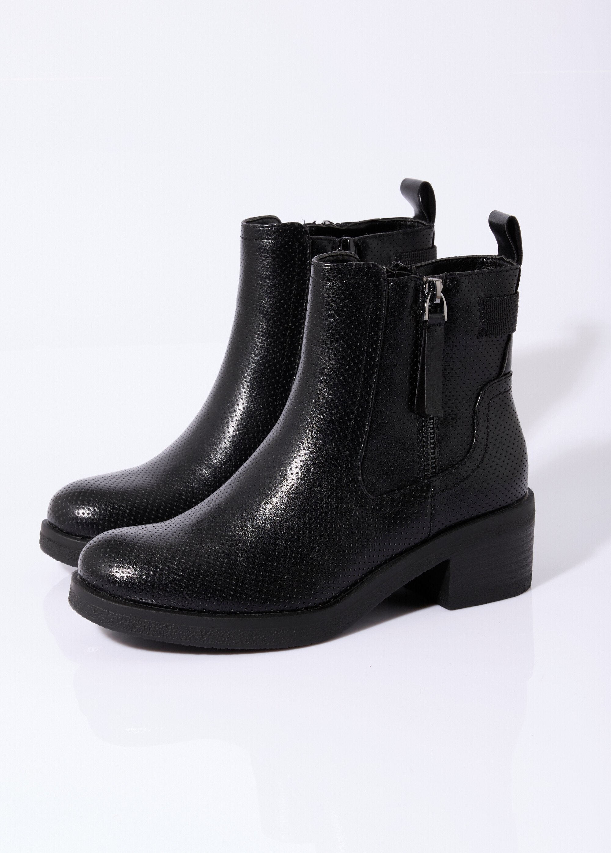 Perforated_ankle_boots_with_heel_and_zip_Black_DE1_slim
