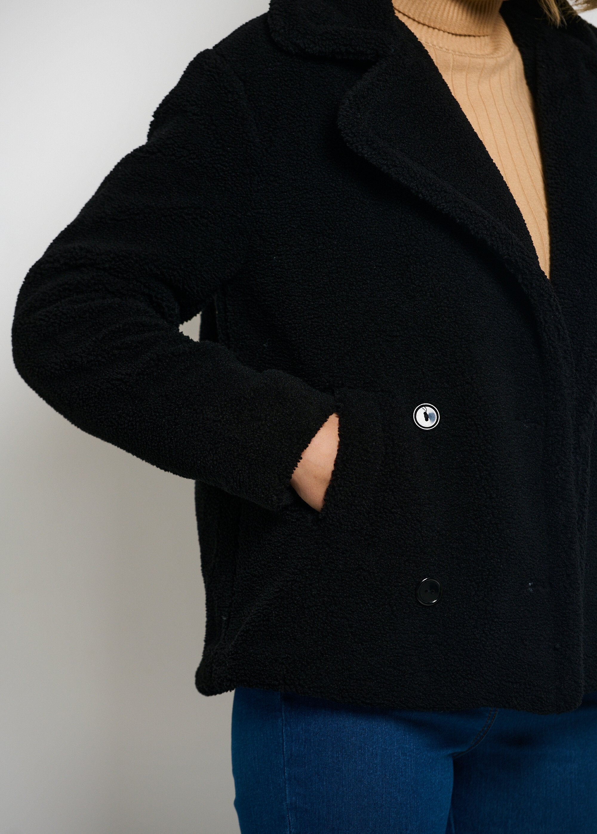 Warm_short_pea_coat_with_a_plush_effect_Black_DE1_slim