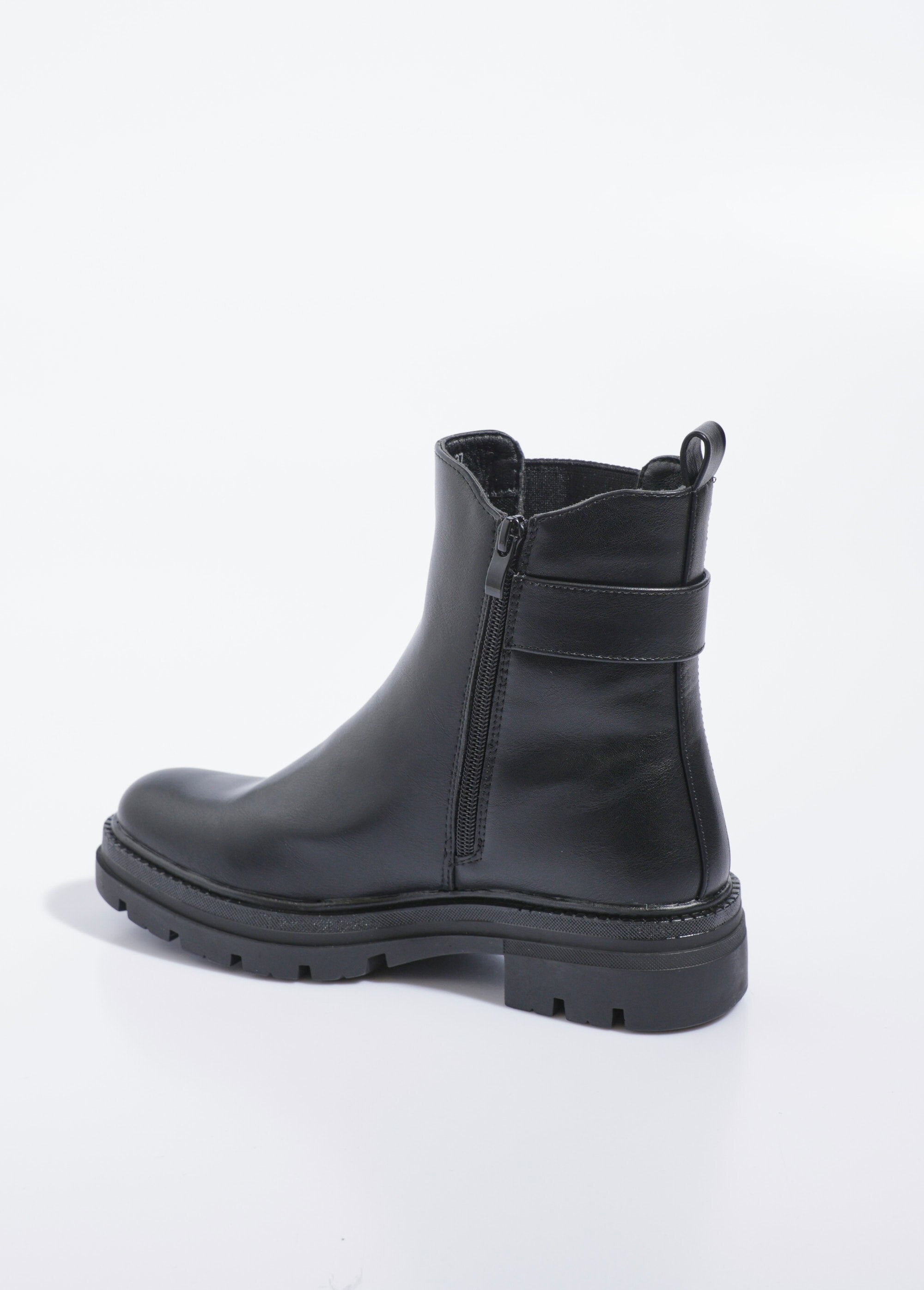 Chelsea_boots_with_lugged_sole_and_buckle_Black_DO1_slim