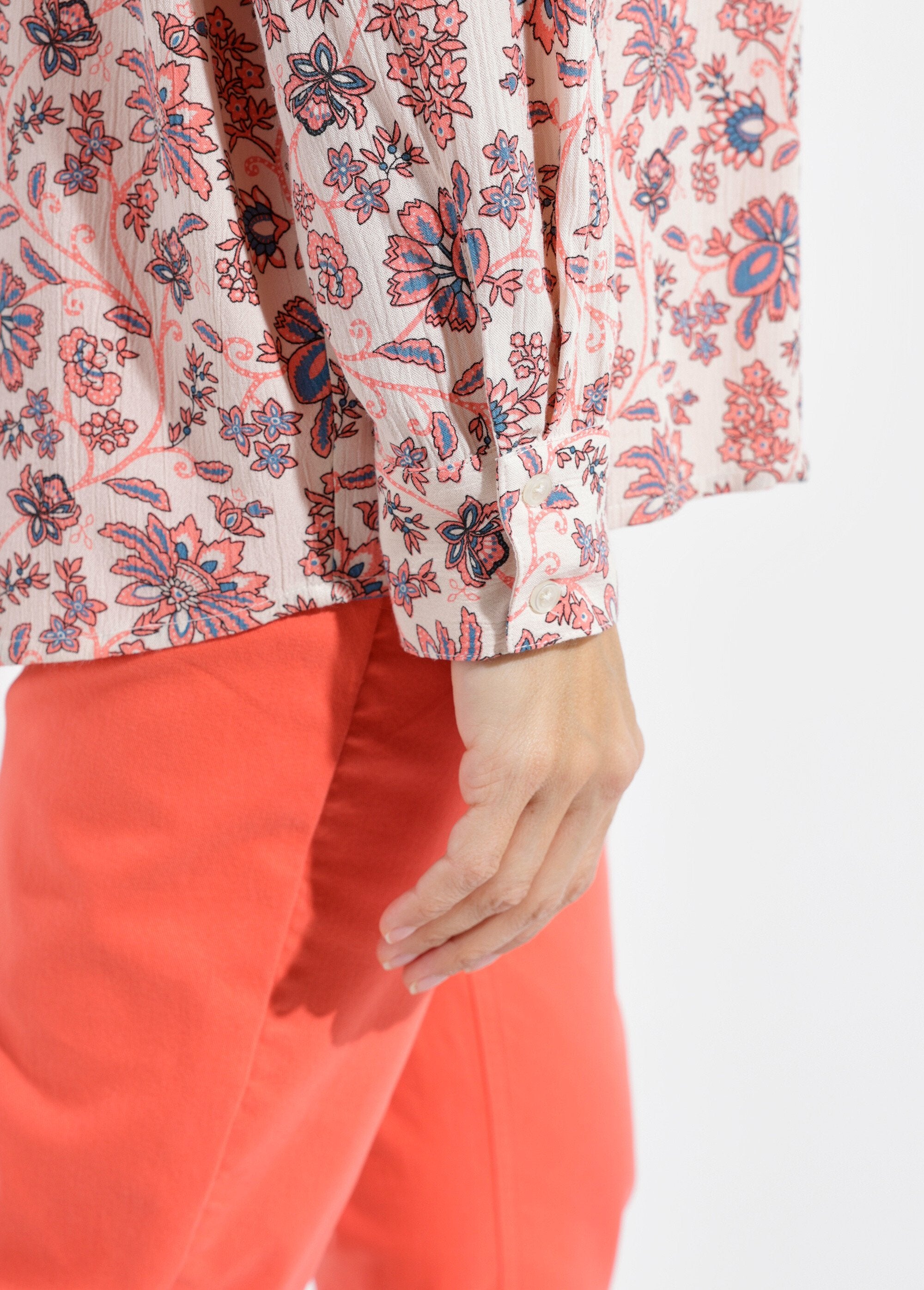 Long_flowing_floral_print_buttoned_blouse_White_and_pink_DE2_slim