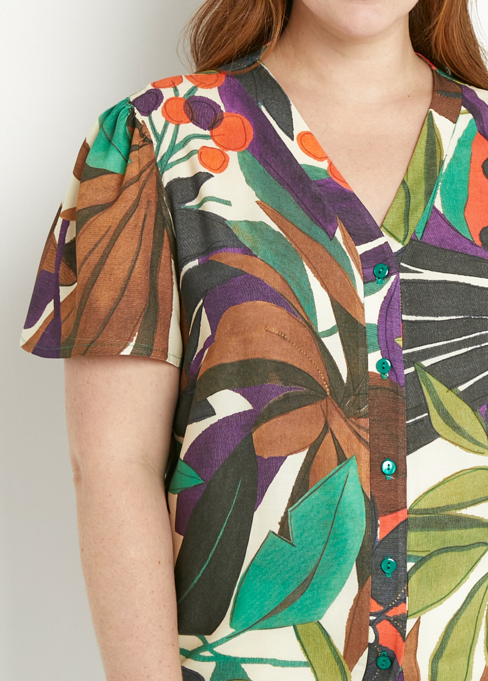 Short-sleeved_plant_print_V-neck_blouse_Multicolor_DE1_curvy