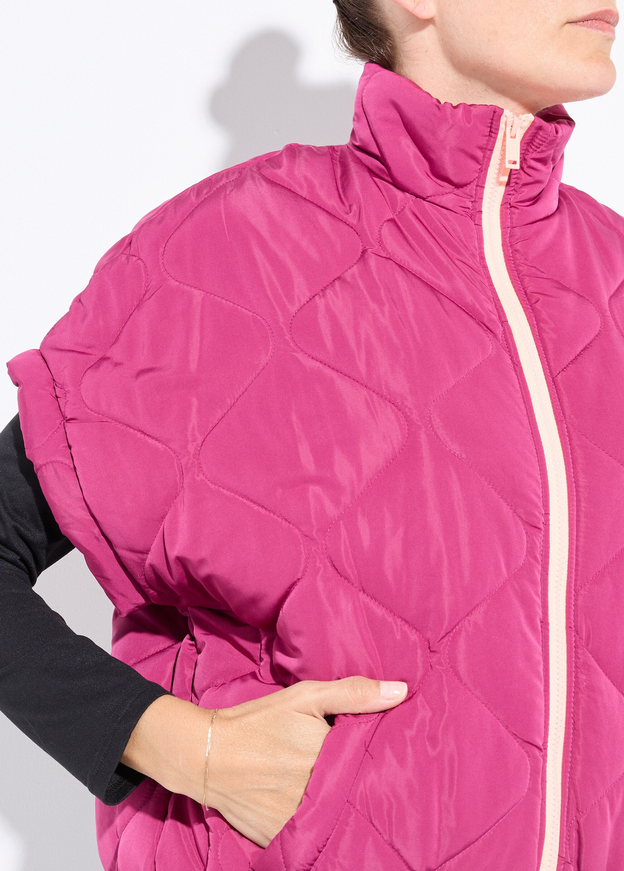 Matte_sleeveless_down_jacket_with_fluorescent_zip_Plum_DE1_slim