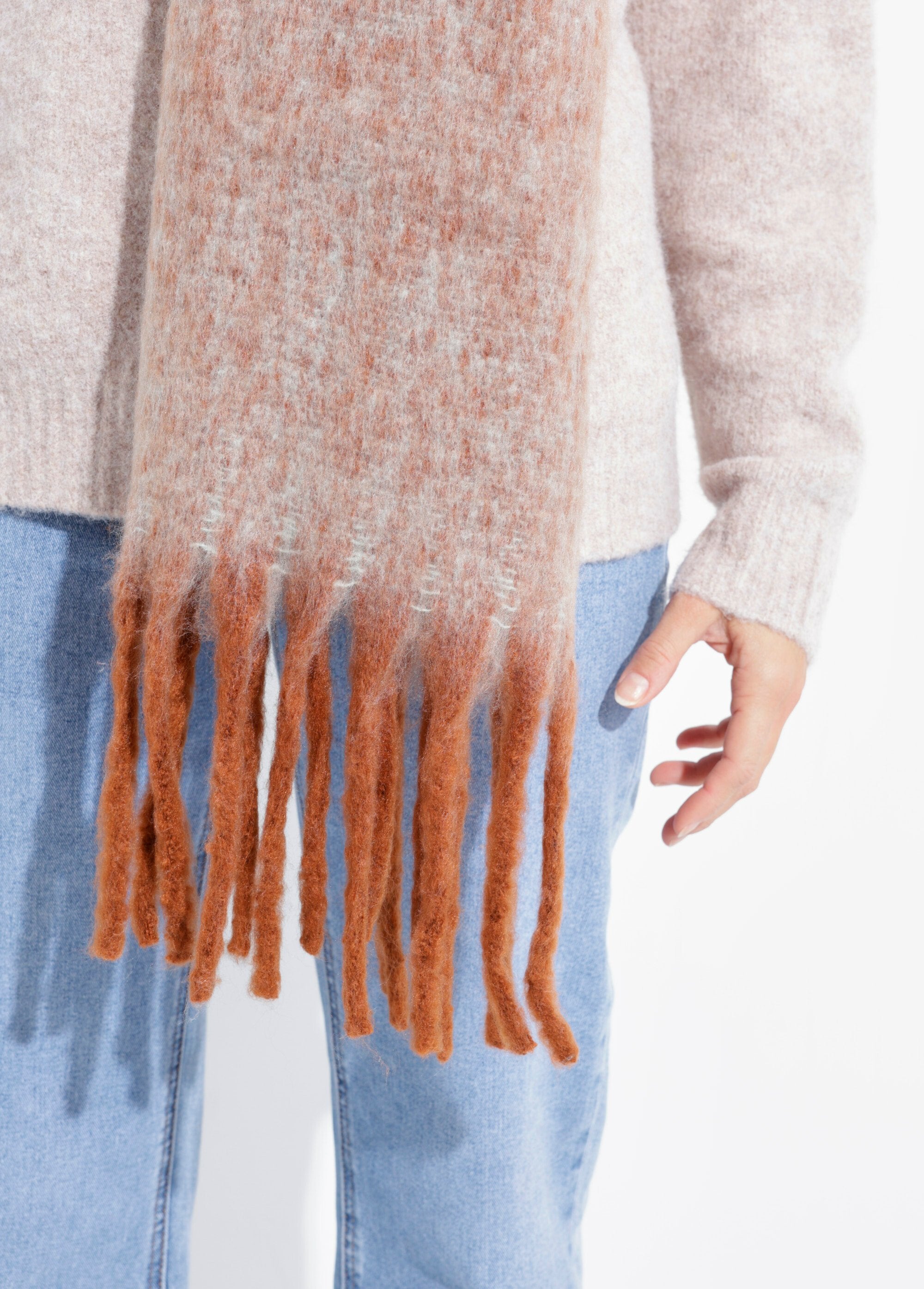 Soft_scarf_with_contrasting_fringe_Brown_DE1_slim
