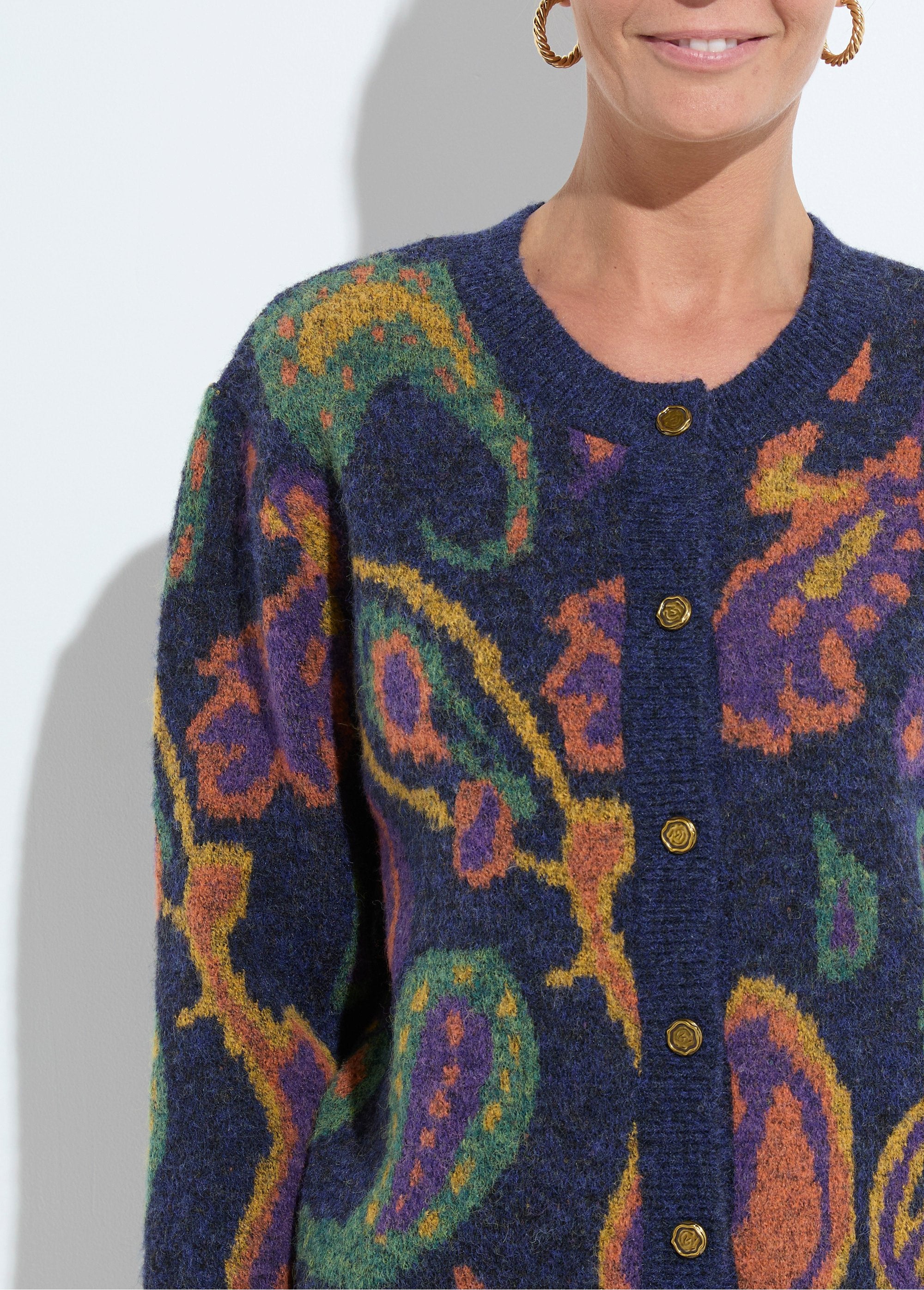 Warm_short_buttoned_jacquard_cardigan_with_wool_Navy_background_DE1_slim