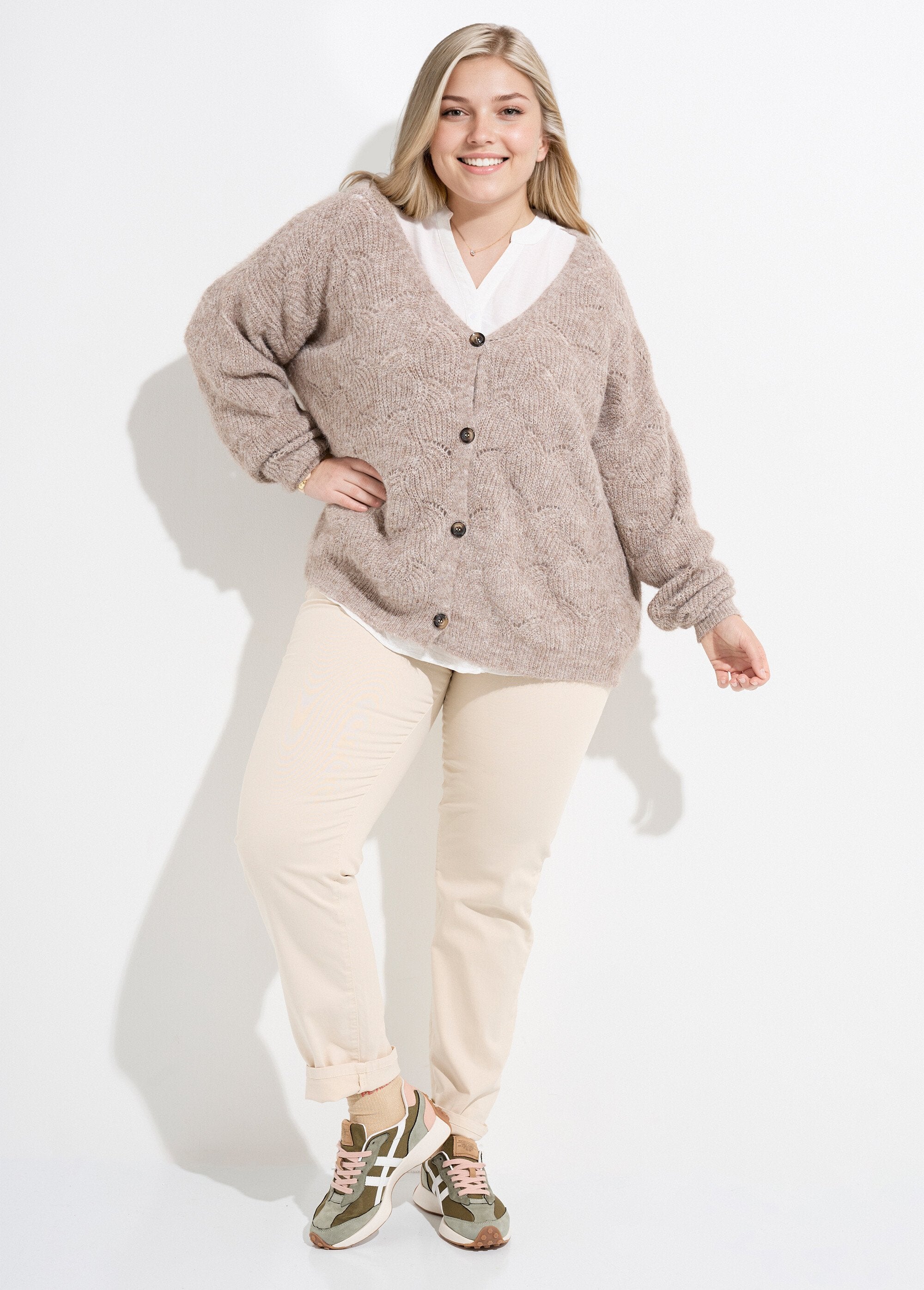 Warm,_fluffy_knit_vest_with_wool_Beige_SF1_curvy