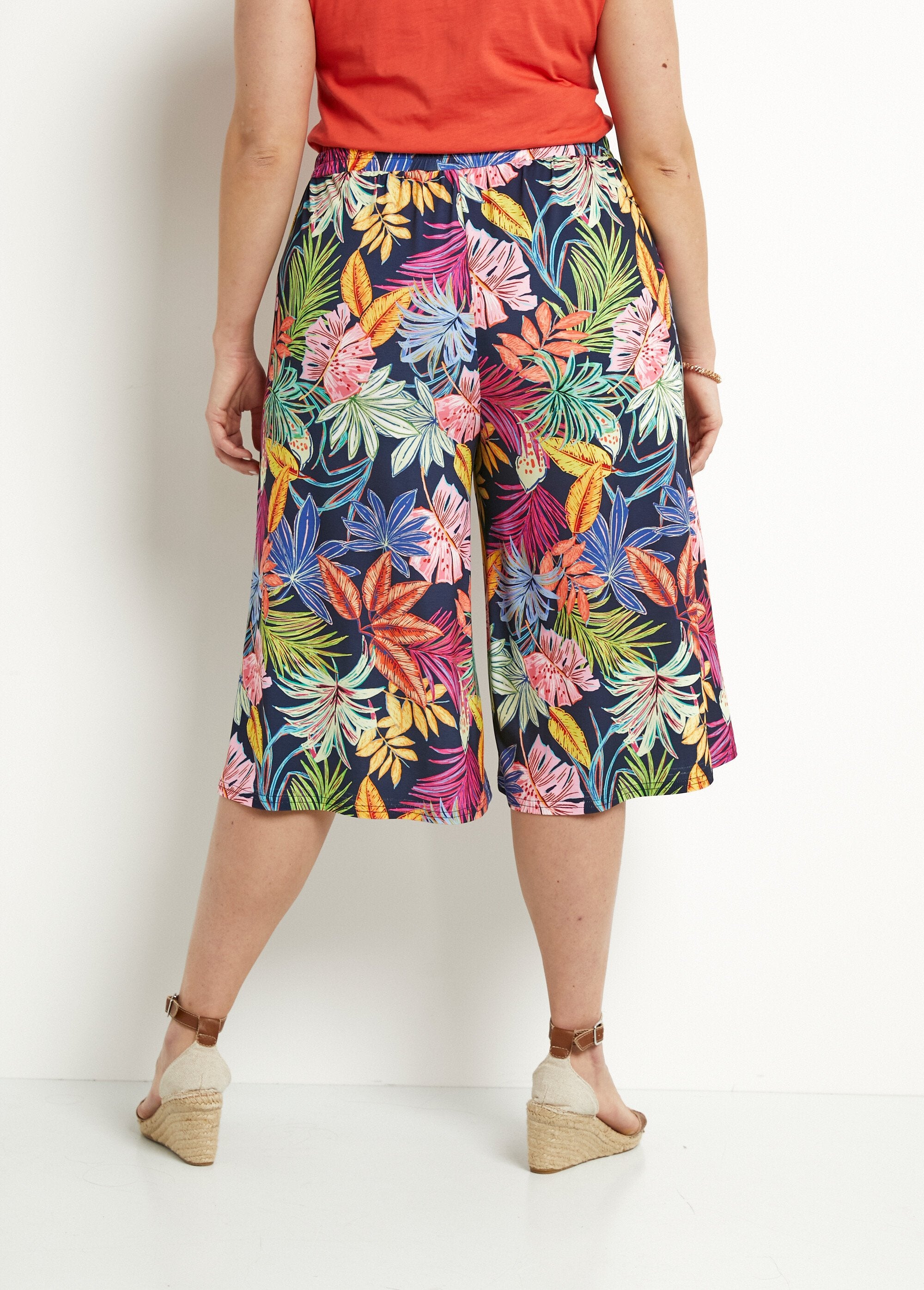 Leaf_print_elasticated_waist_culottes_Navy_and_pink_DO1_curvy
