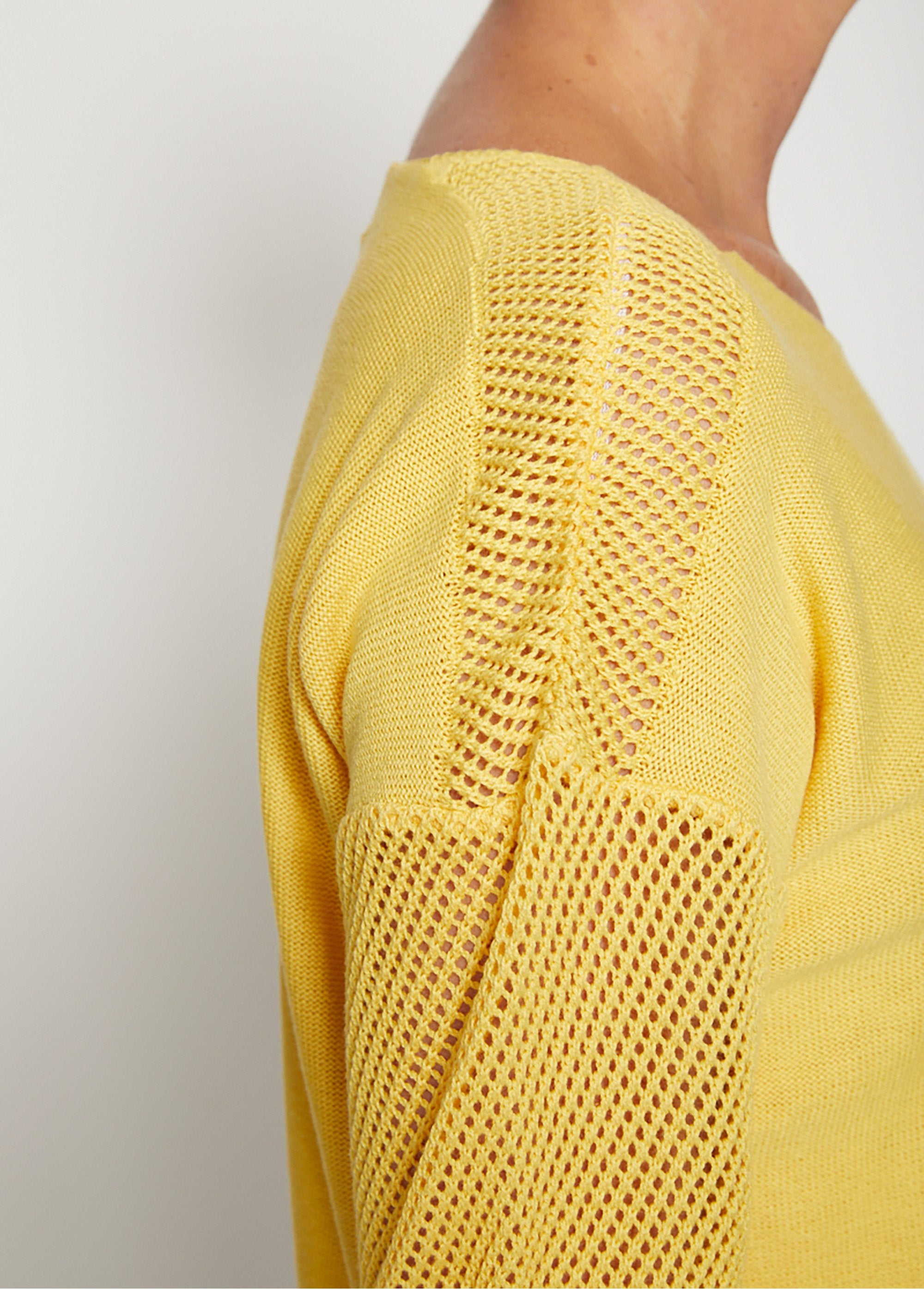 The_trendy_sweater_YELLOW_DE3_slim