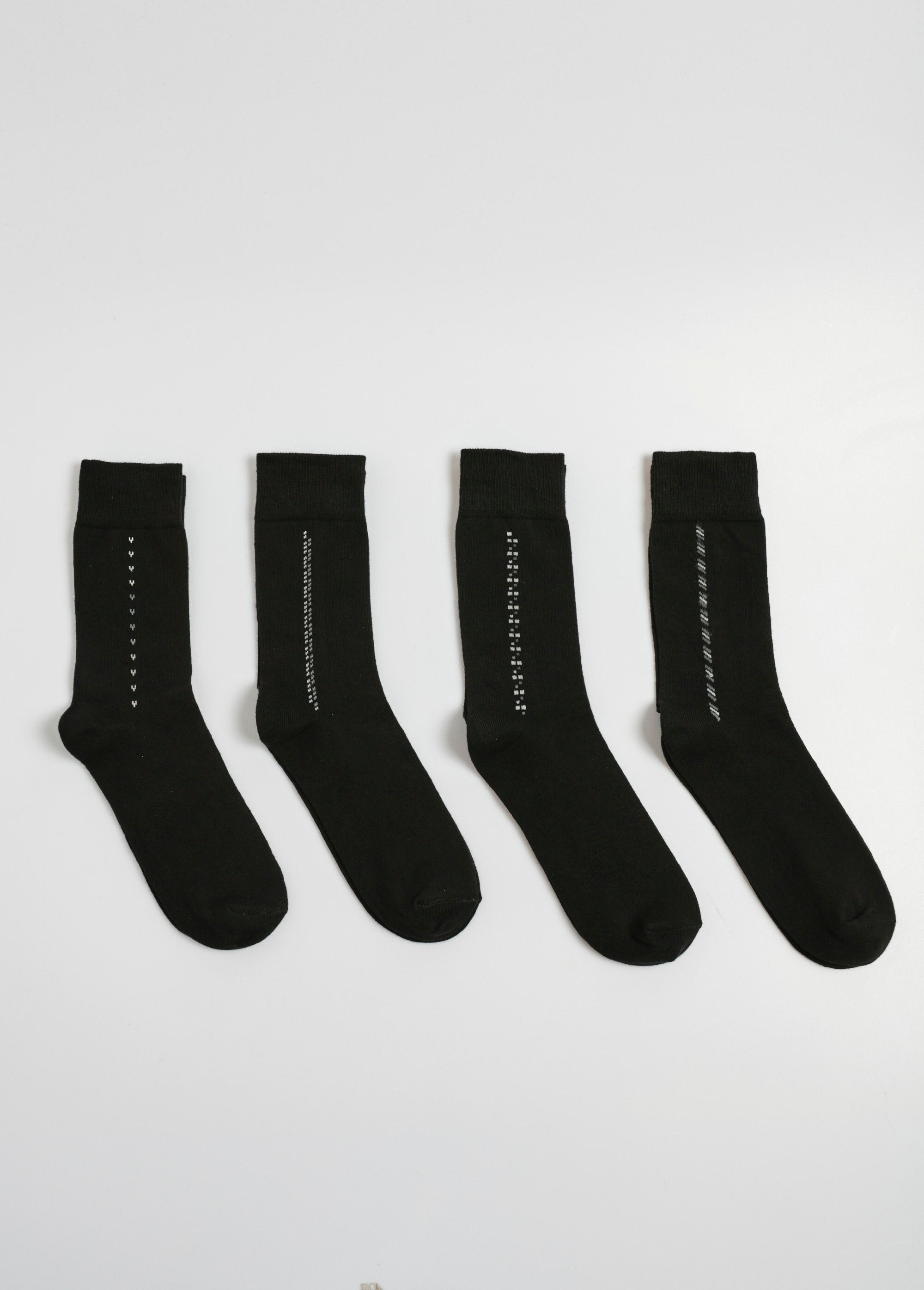 Pack_of_4_socks_with_small_patterns,_dark_Black_matching_DE1_slim