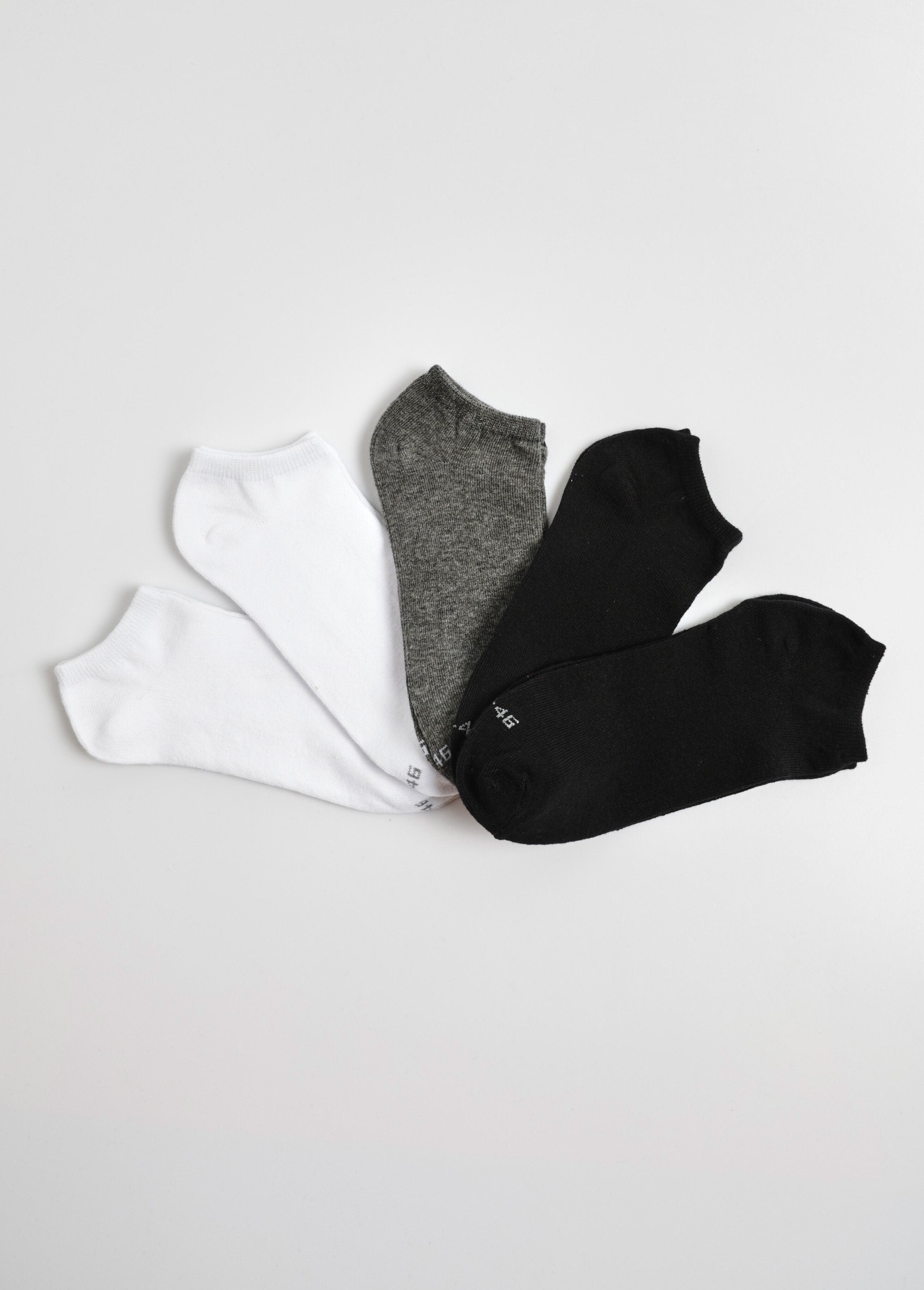 Pack_of_5_socks,_assorted_colors_White_and_gray_and_black_FA1_slim