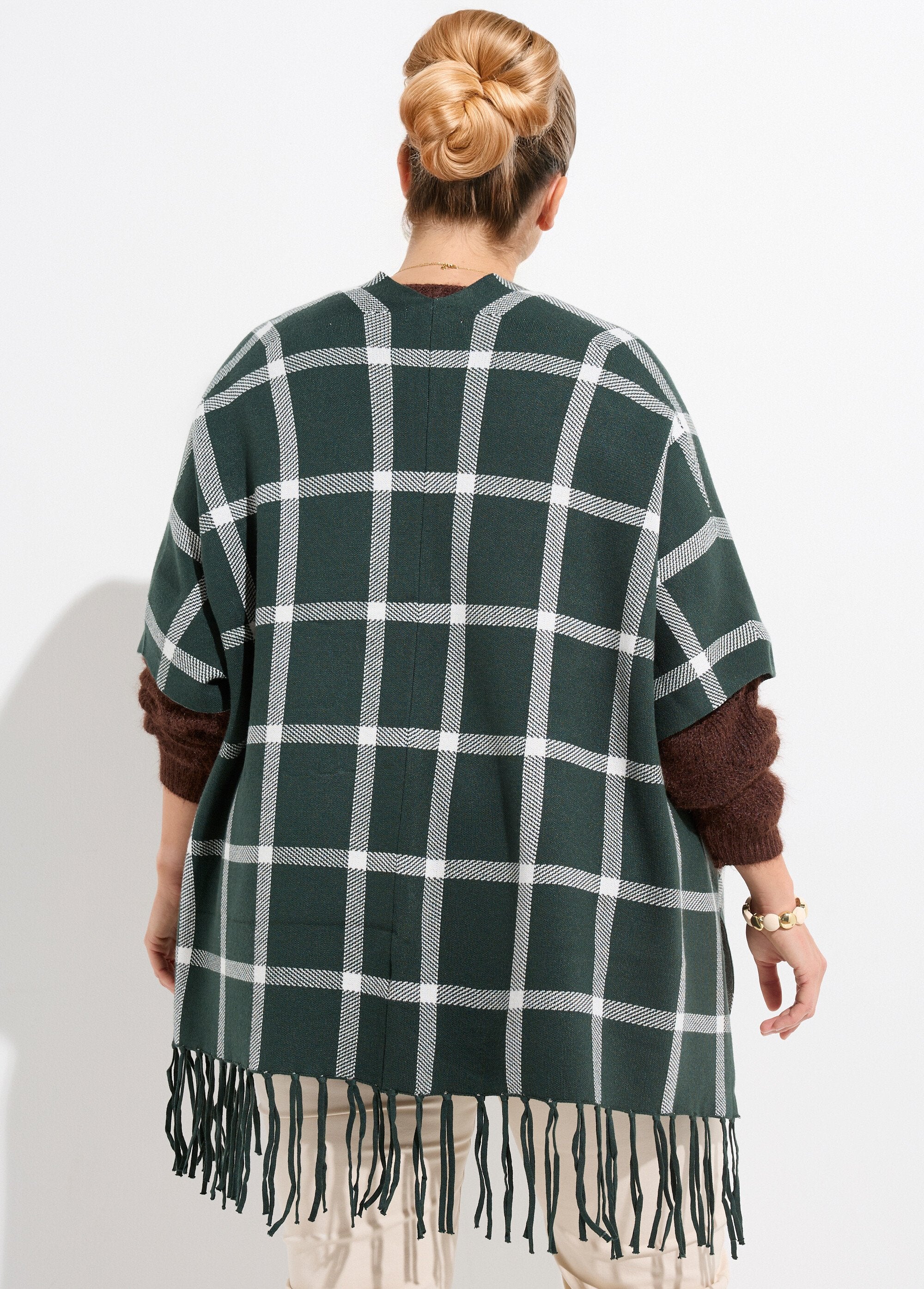 Knitted_cape_poncho_with_check_pattern_Green_tiles_DO1_curvy
