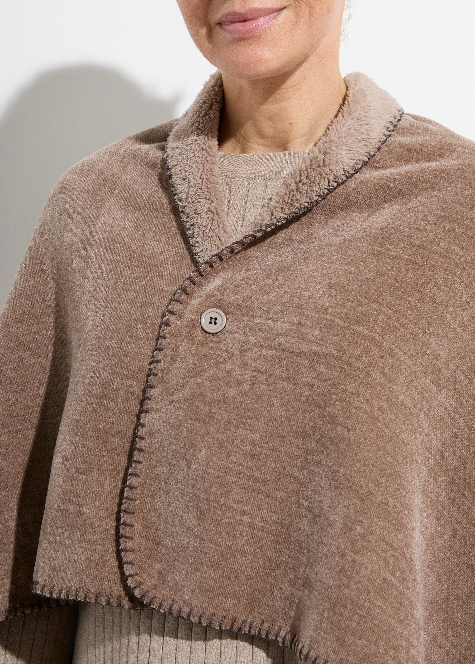 Button-on_shoulder_warmer_poncho_Mole_DE1_slim