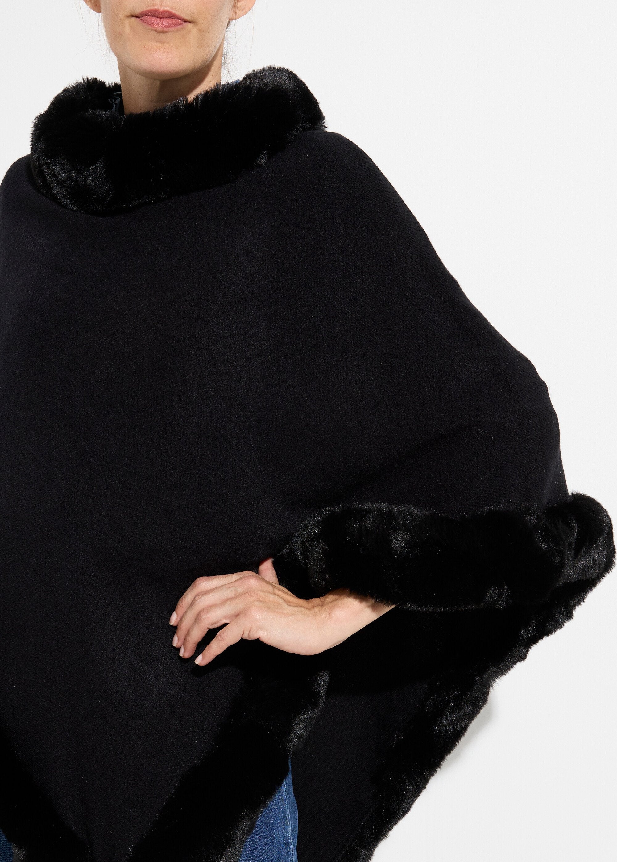 Cape_sweater,_tone-on-tone_fur_trim_Black_DE1_slim