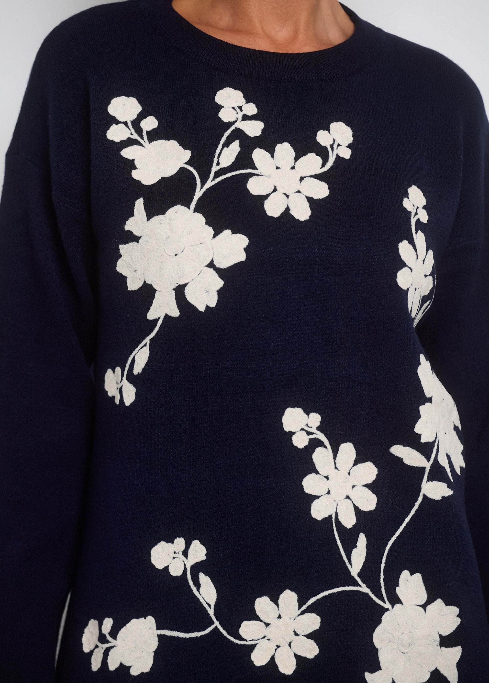 Round_neck_sweater_with_floral_appliqué_pattern_Marine_DE2_slim