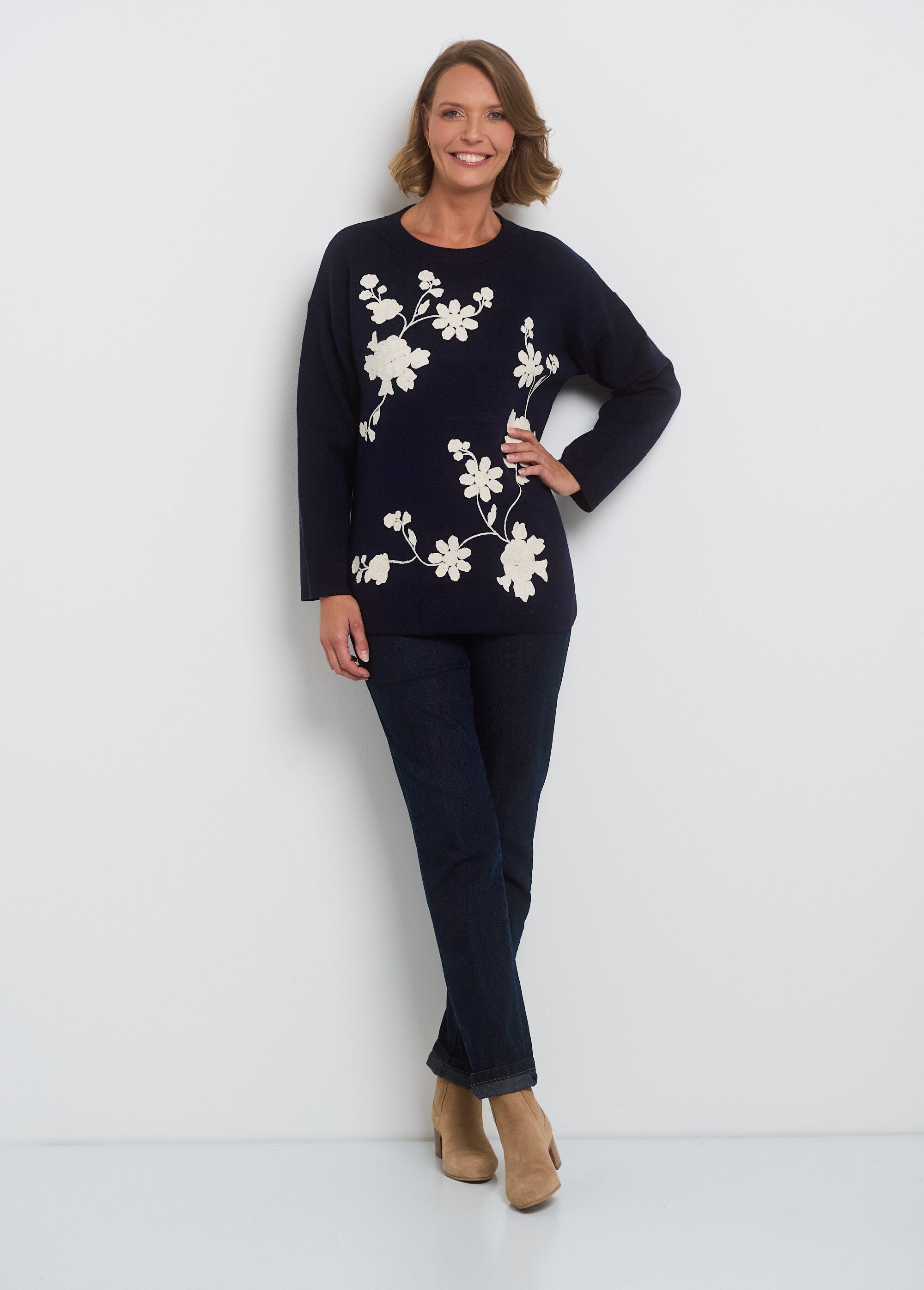 Round_neck_sweater_with_floral_appliqué_pattern_Marine_SF1_slim