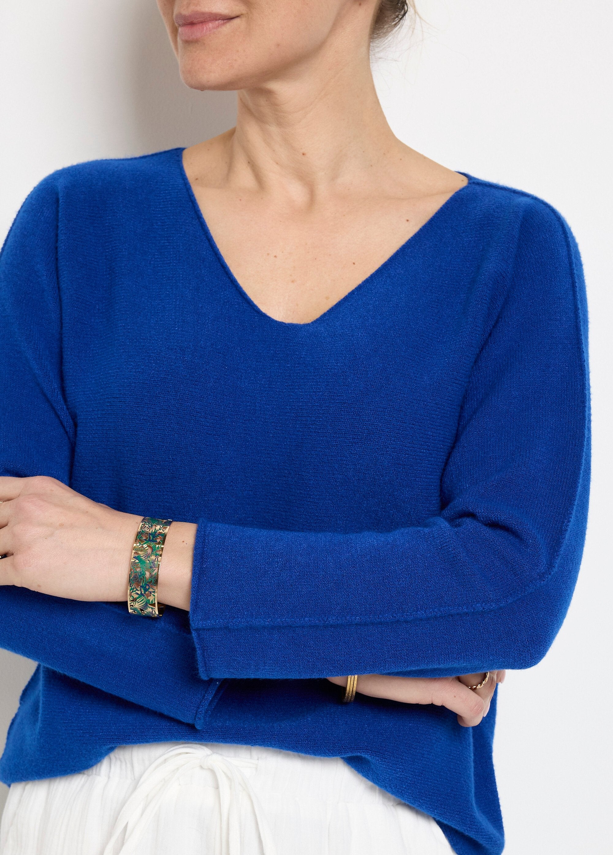 Seamless_long-sleeved_V-neck_sweater_Royal_blue_DE1_slim