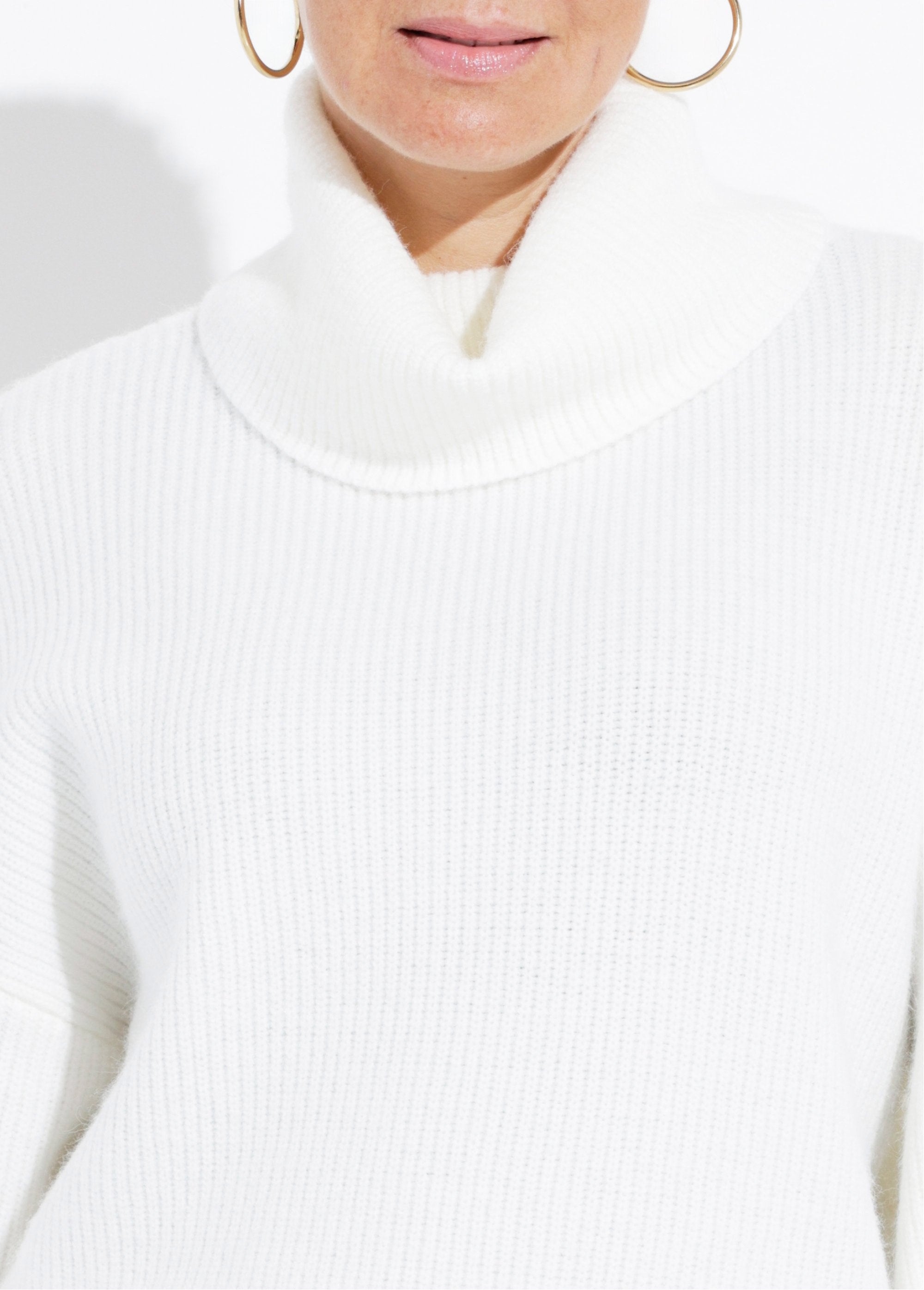 Knitted_sweater_with_soft_turtleneck_White_DE1_slim