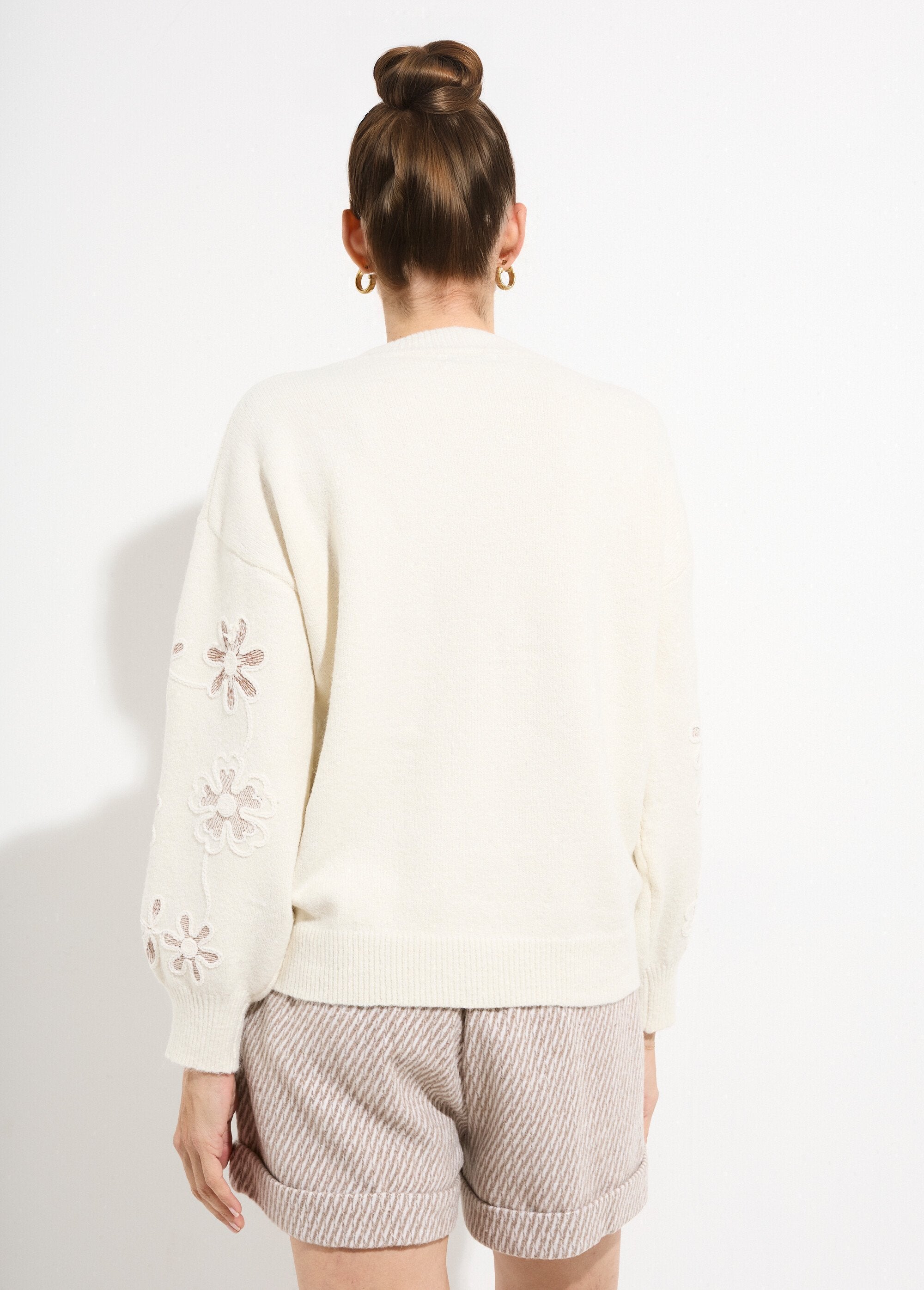 High-top_sweater_with_embroidered_flower_application_Beige_DO1_slim