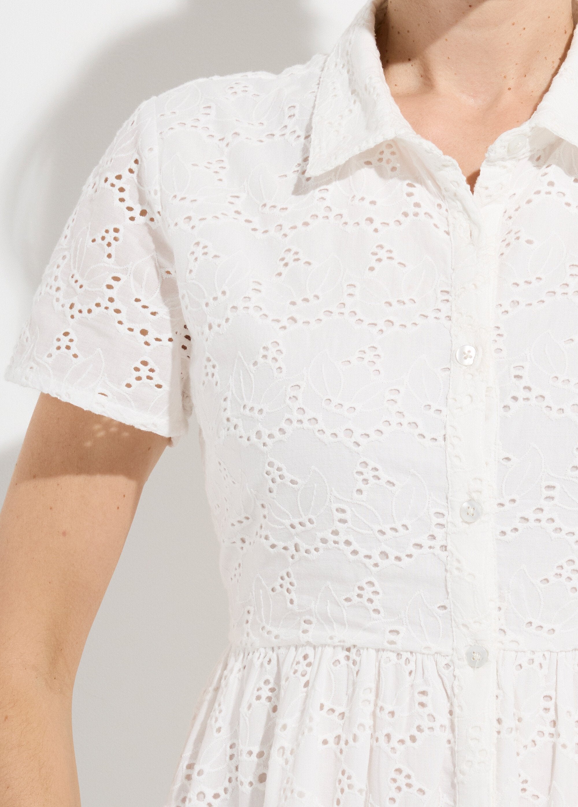 Short_broderie_anglaise_shirt_dress_White_DE1_slim