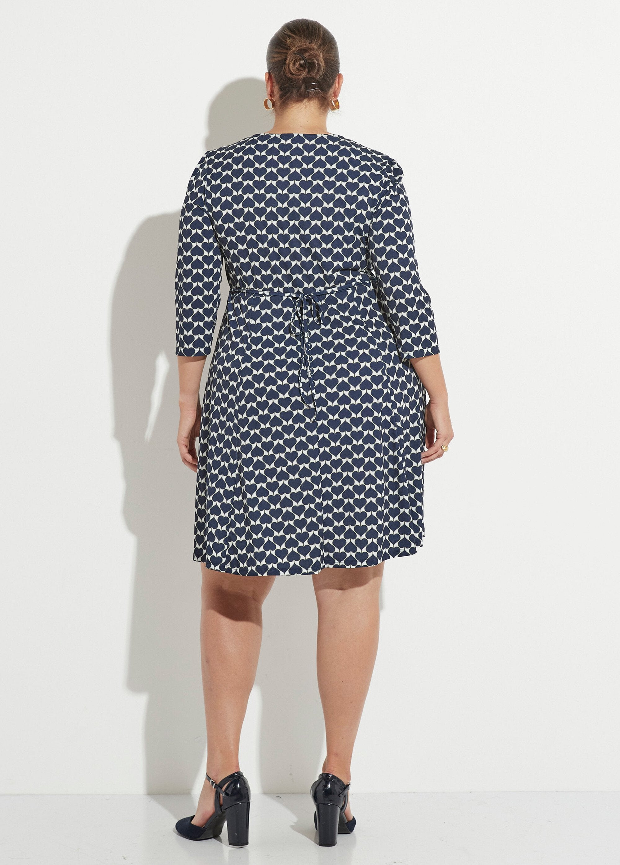 Flowing_buttoned_V-neck_dress_with_hearts_Marine_DO1_curvy