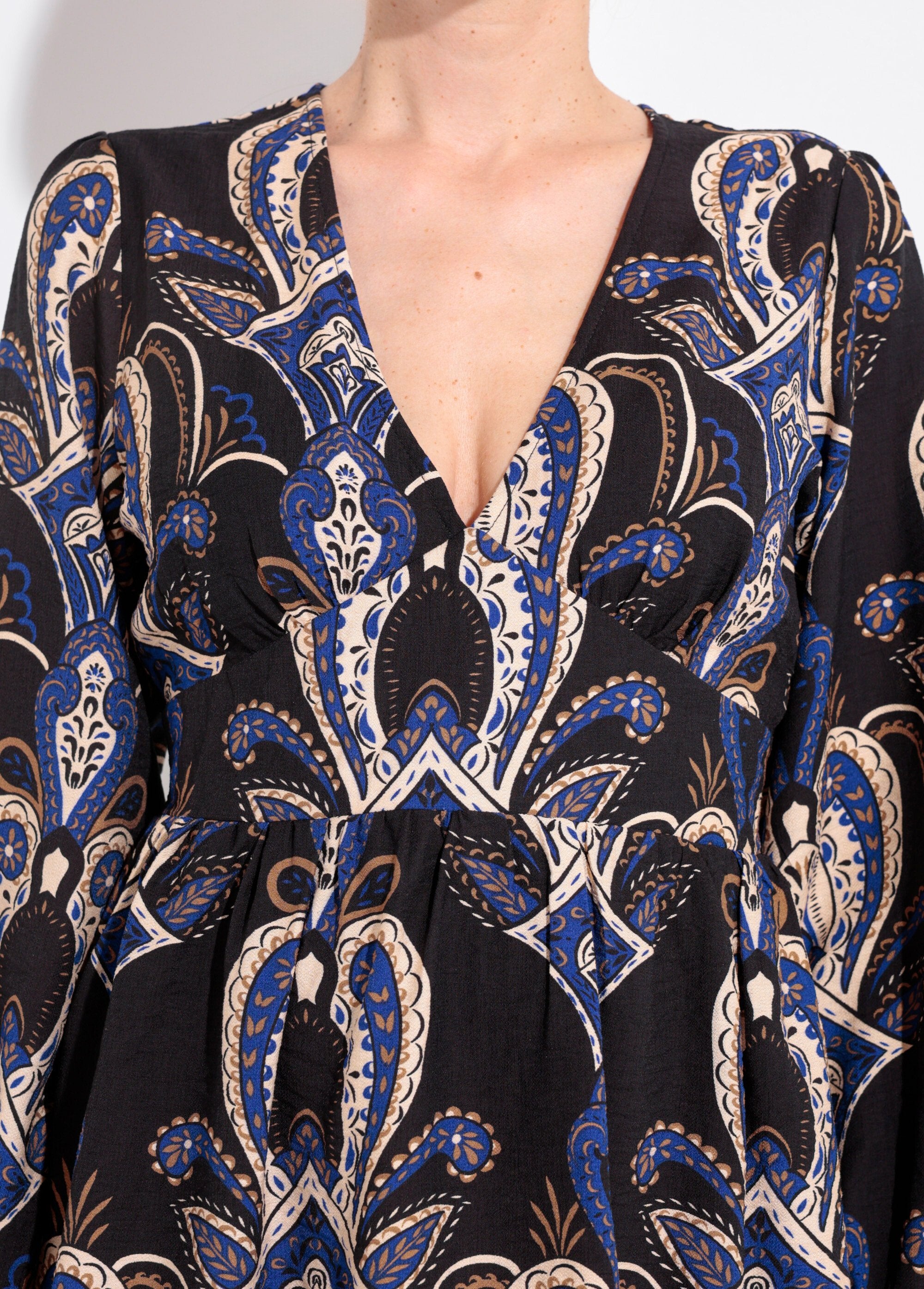 Short_paisley_print_V-neck_dress_Marine_DE1_slim