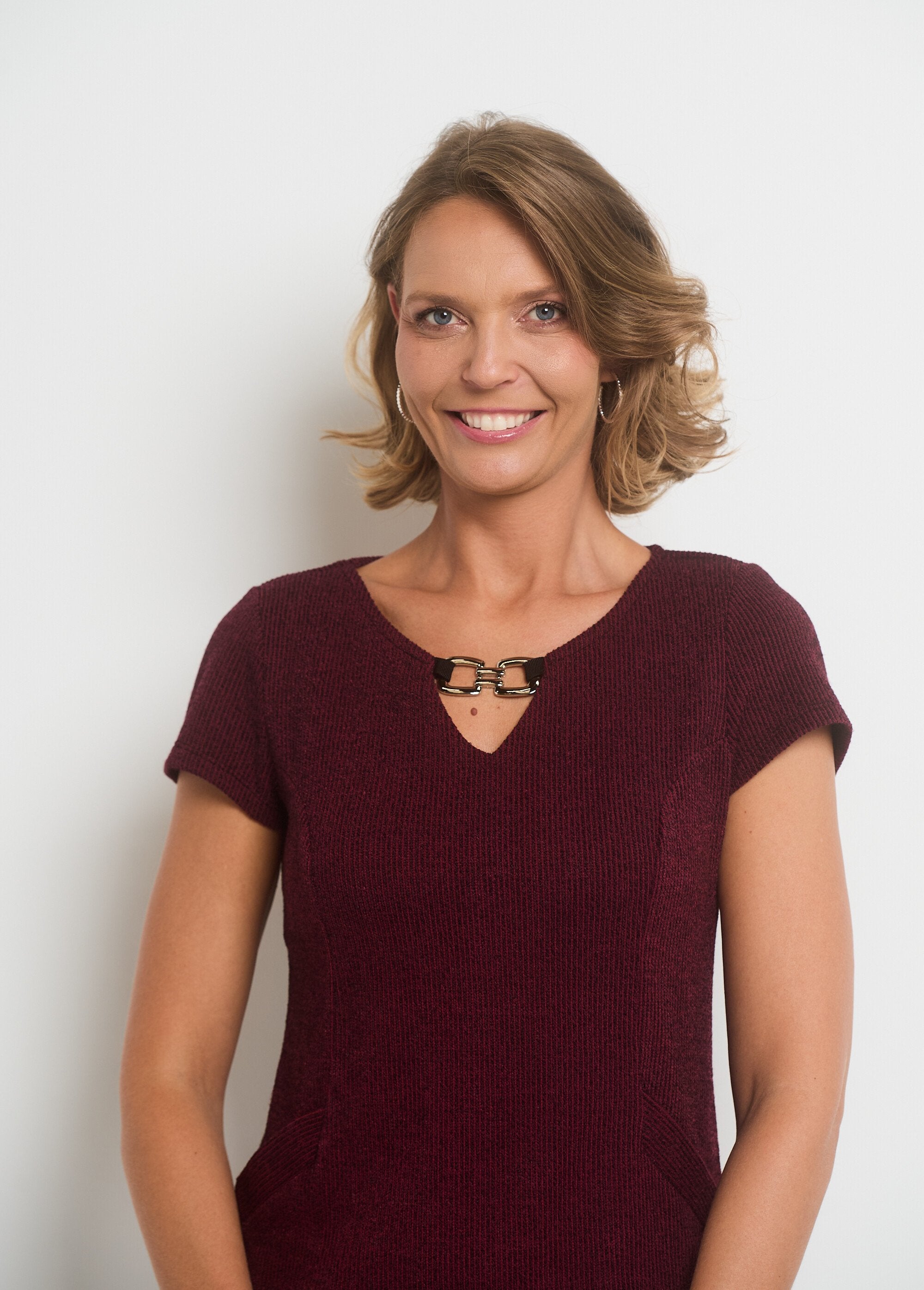 Straight_knit_dress_with_jewel_neckline_Bordeaux_DE1_slim