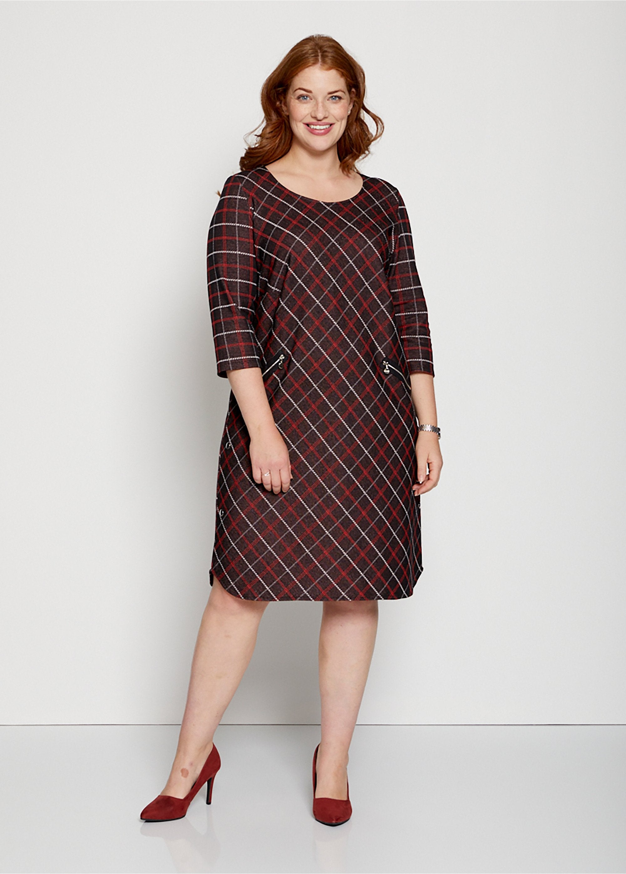 Plain_or_jacquard_knit_dress_Black_and_red_FA1_curvy
