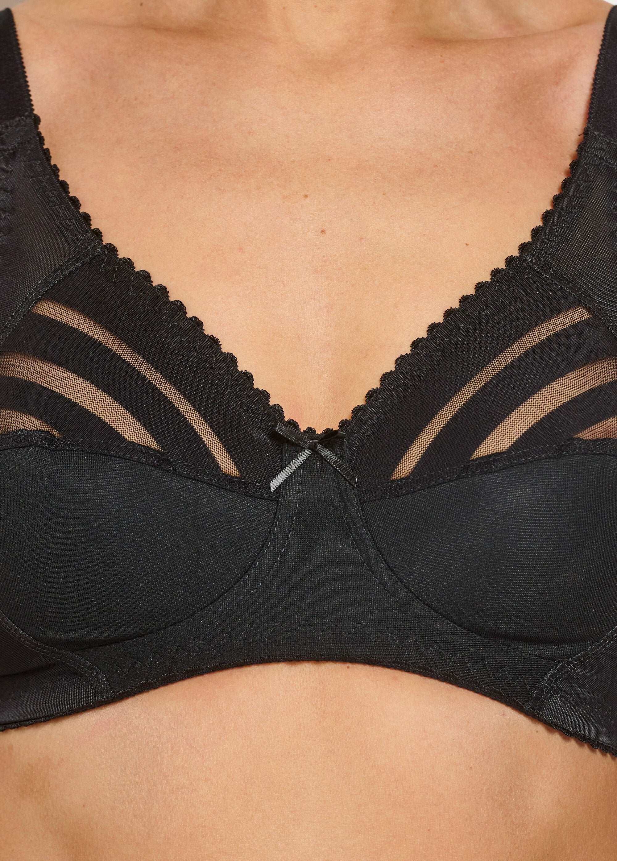 Non-wired_bra_with_striped_tulle_effect_Black_DE1_slim