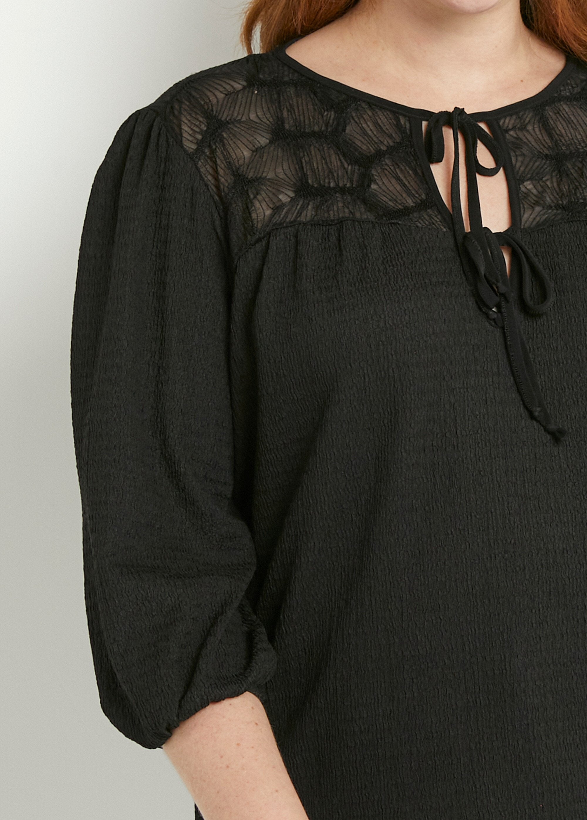 V-neck_t-shirt_with_3/4_voile_sleeves_Black_DE1_curvy