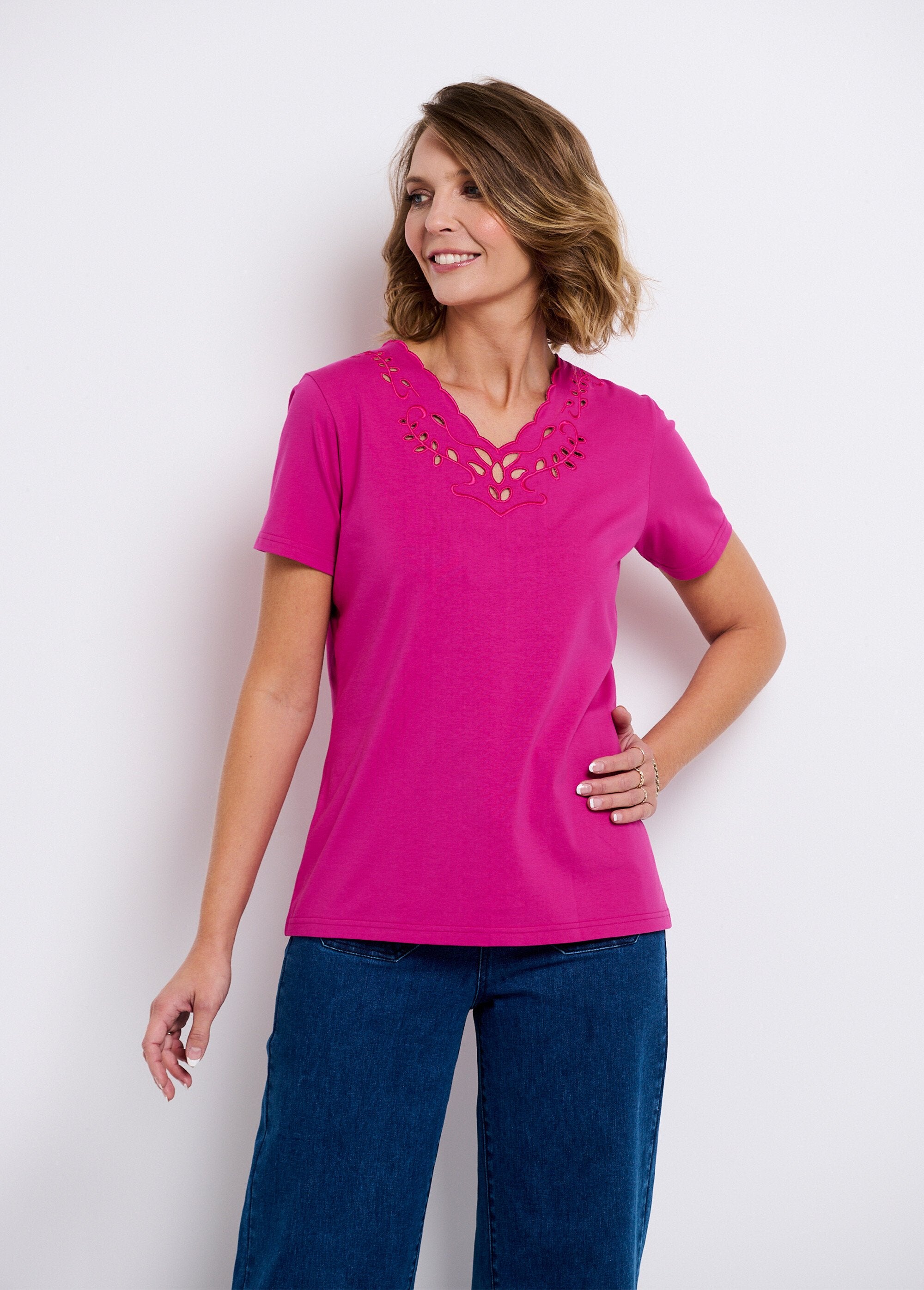Embroidered_openwork_V-neck_T-shirt_Parma_FA2_slim