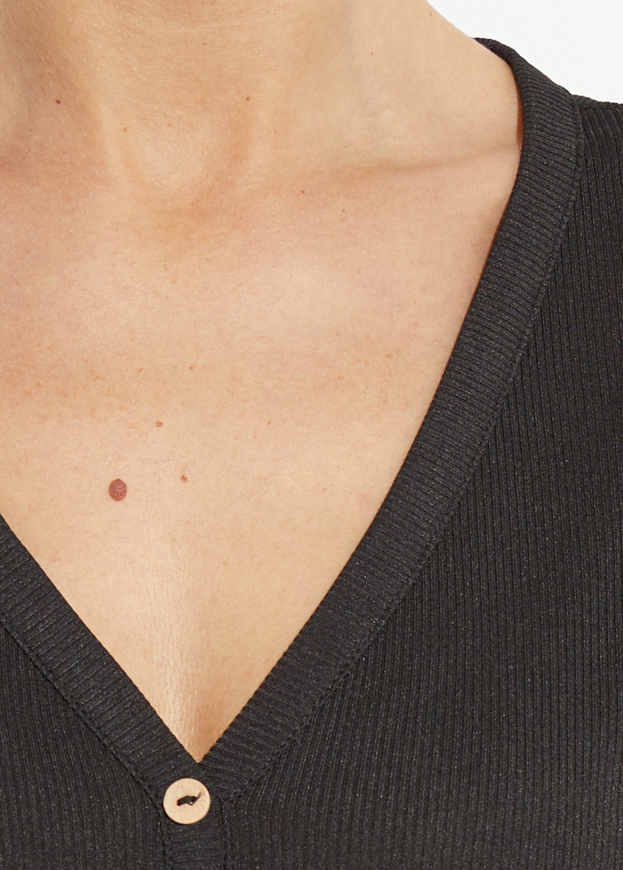 T-shirt_col_V_jersey_cotelé,_Essentiel_Noir_DE1_slim