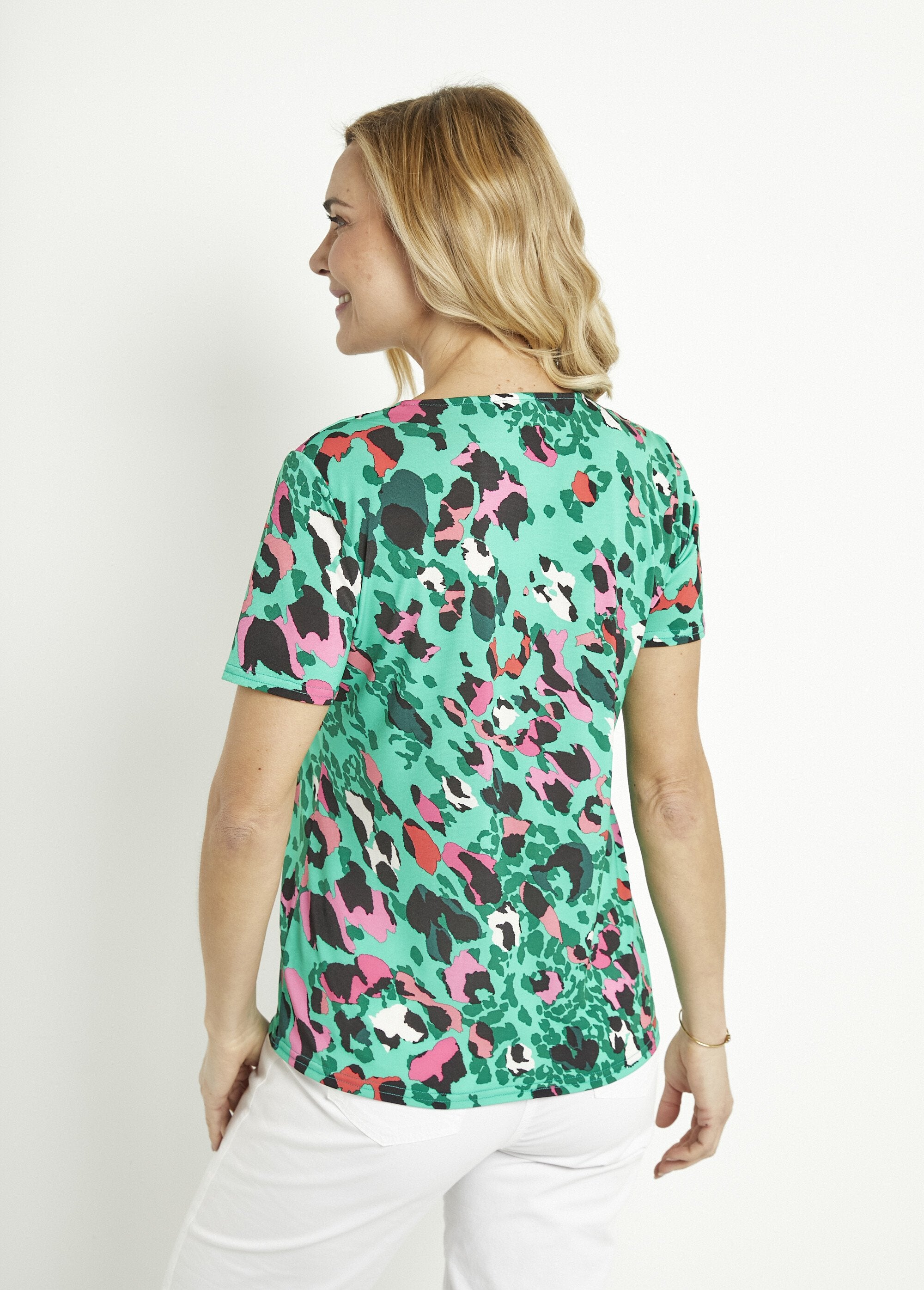 Leopard_print_short_sleeve_V-neck_t-shirt_Green_and_fuchsia_DO1_slim