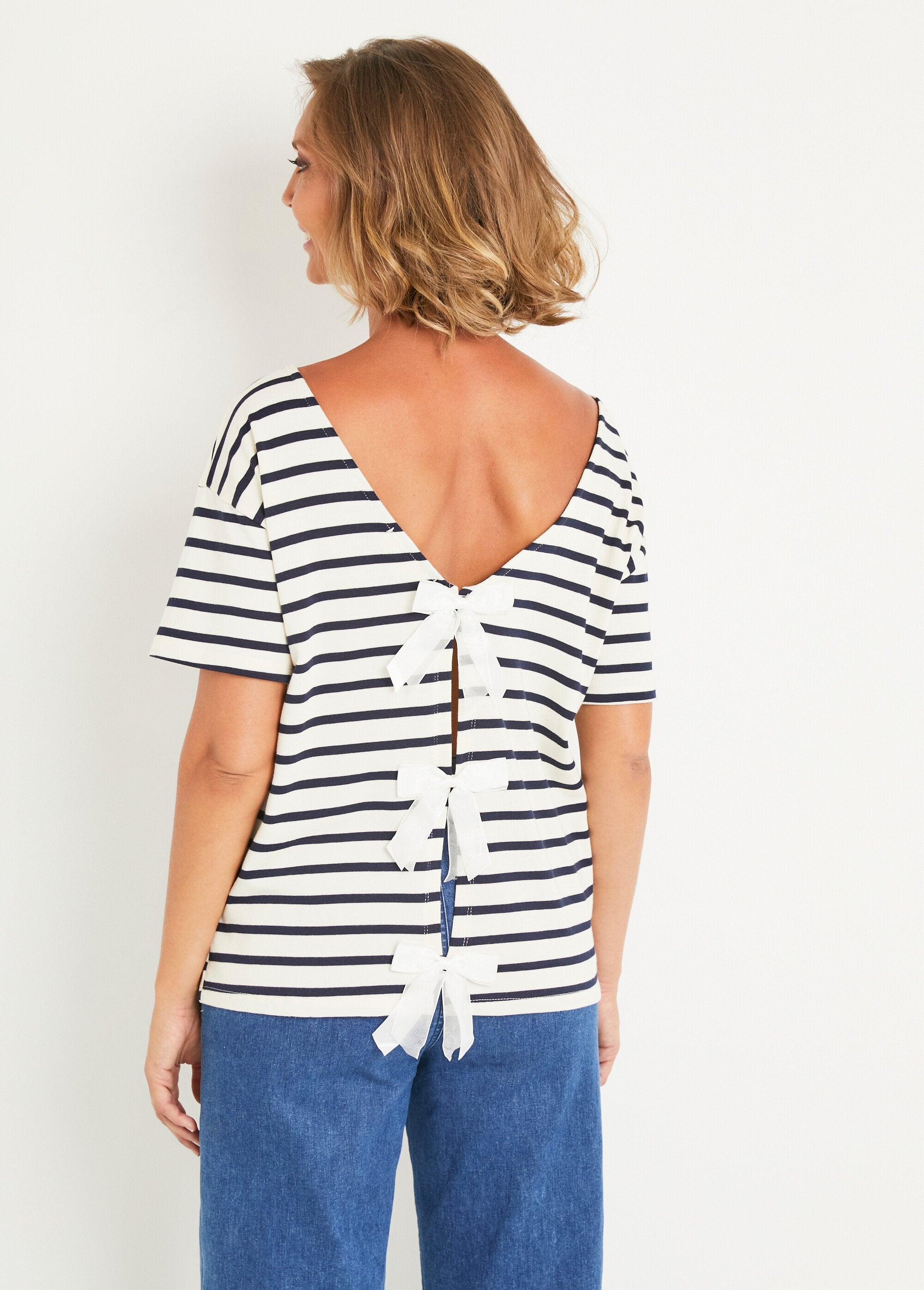 Sailor_T-shirt_with_V-neck_back_and_bows_White_striped_blue_DO1_slim