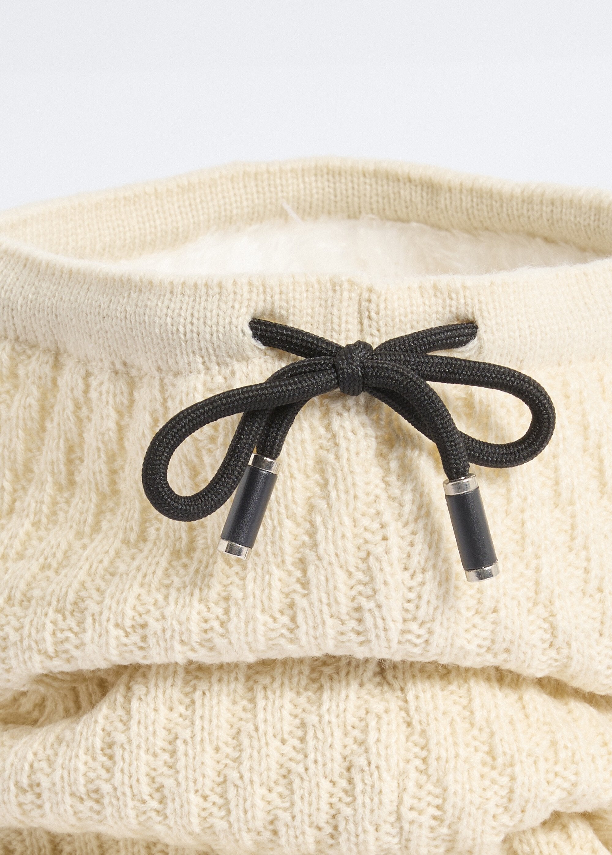 Knit_and_sherpa_neck_warmer,_ridges_Beige_DE1_slim