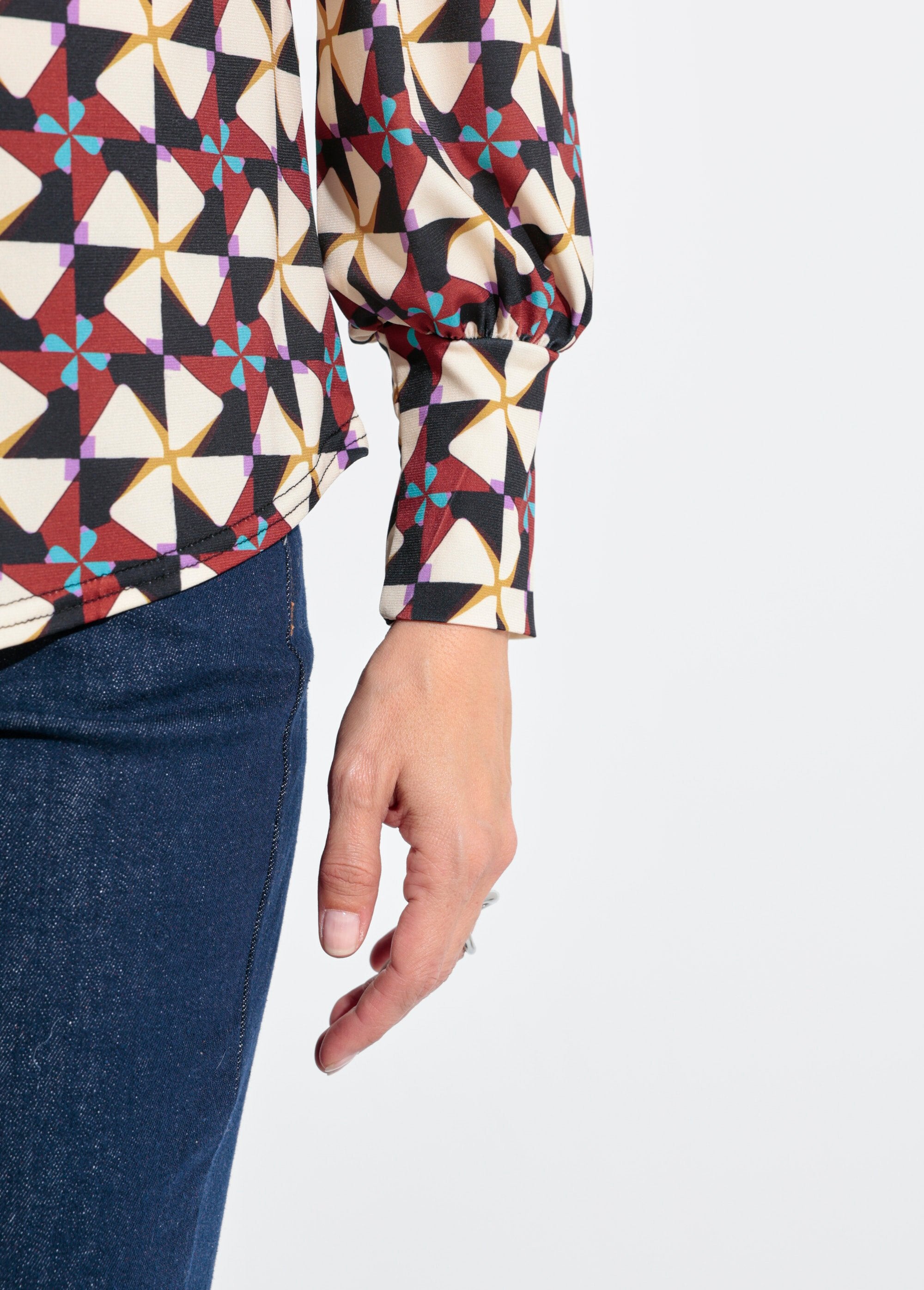 Long-sleeved_tunic_with_tightened_cuffs_Ecru_and_brown_DE2_slim