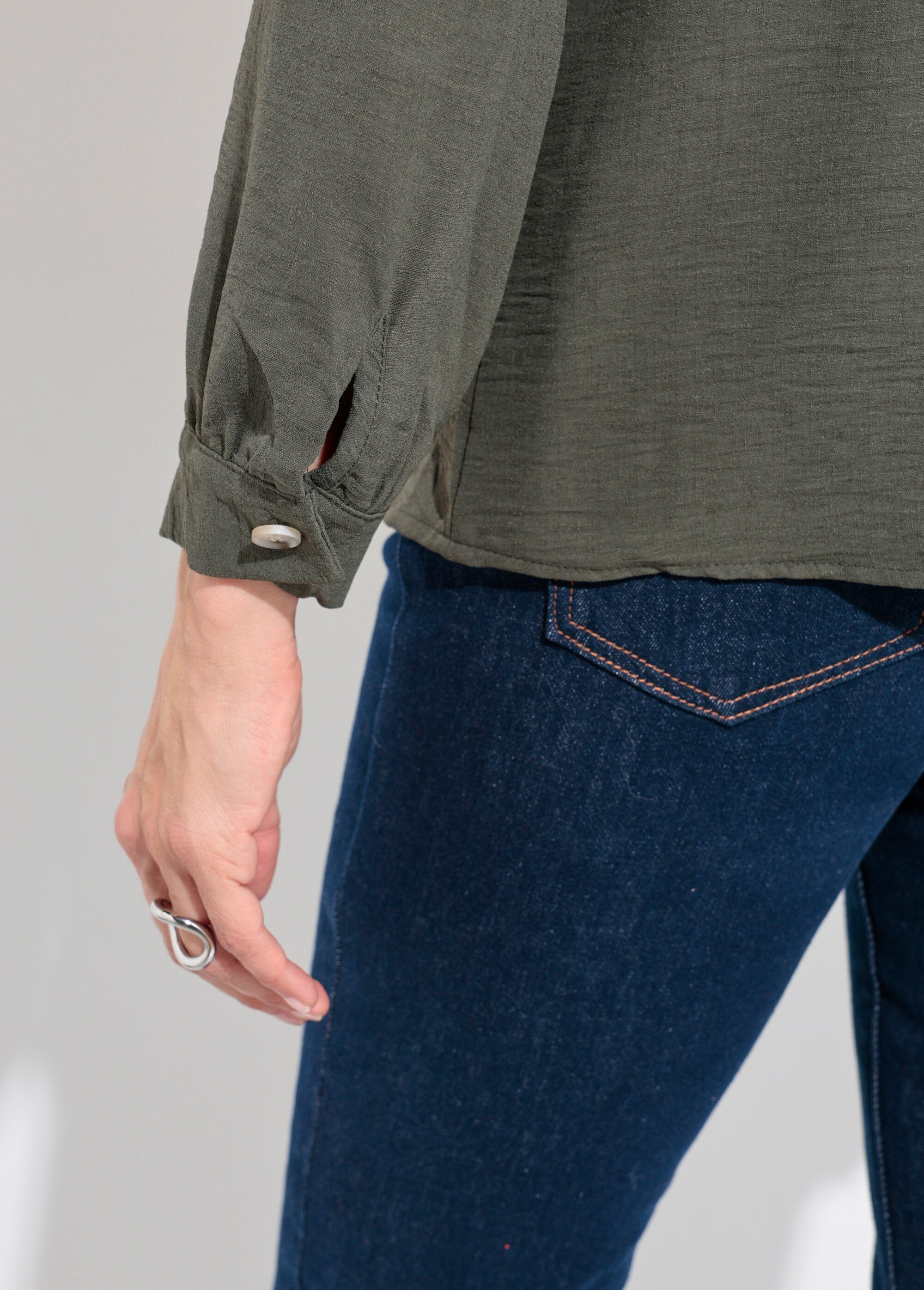 Buttoned,_embossed_tunic_with_V-neck_Khaki_DE3_slim