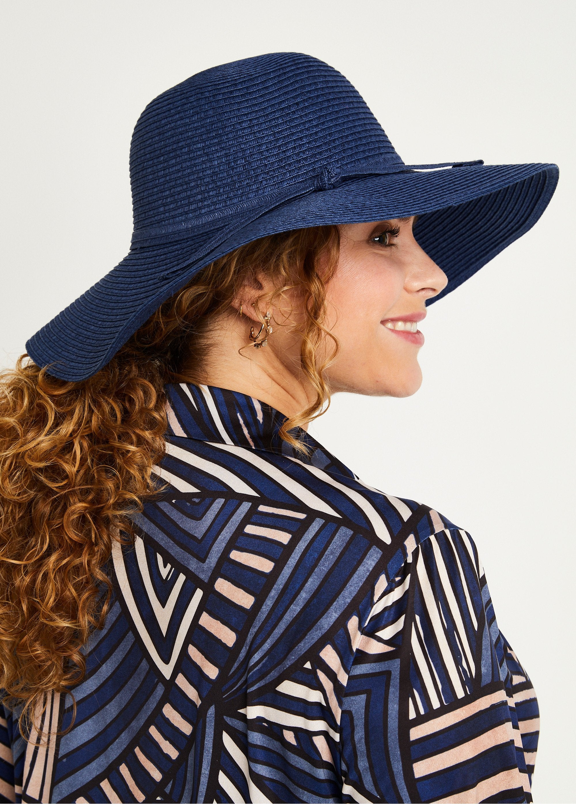 Navy_blue_straw_hat_Marine_DO1_slim