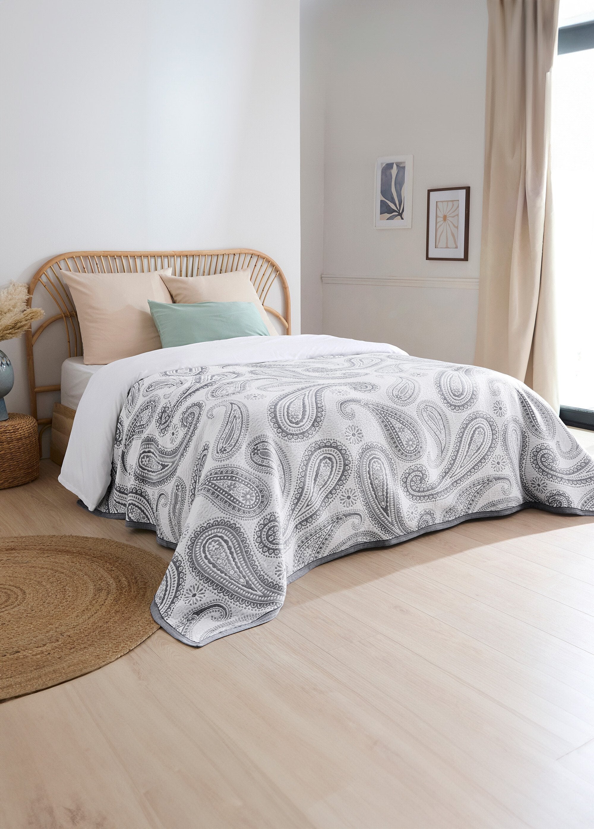 Polycotton_jacquard_bedspread_Grey_and_white_FA1_slim