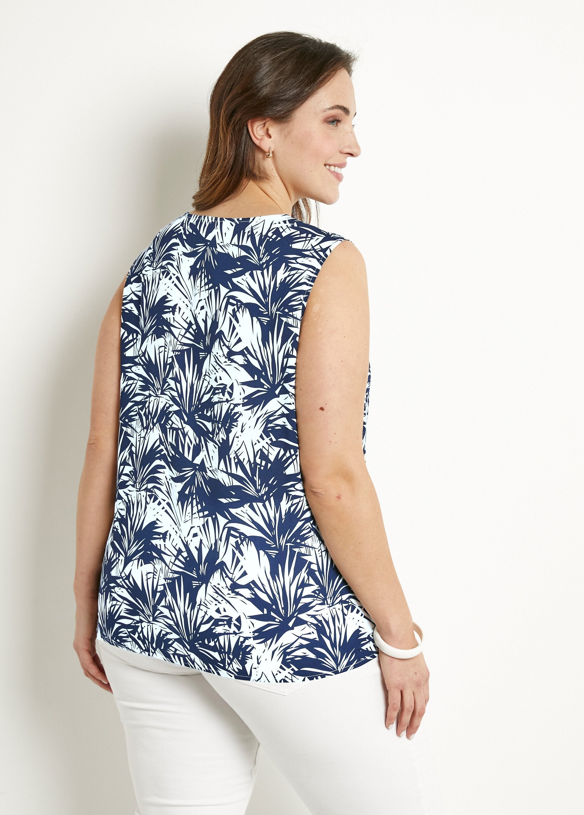 Long_round_neck_tank_top,_plain_or_printed_Navy_and_white_DO1_curvy