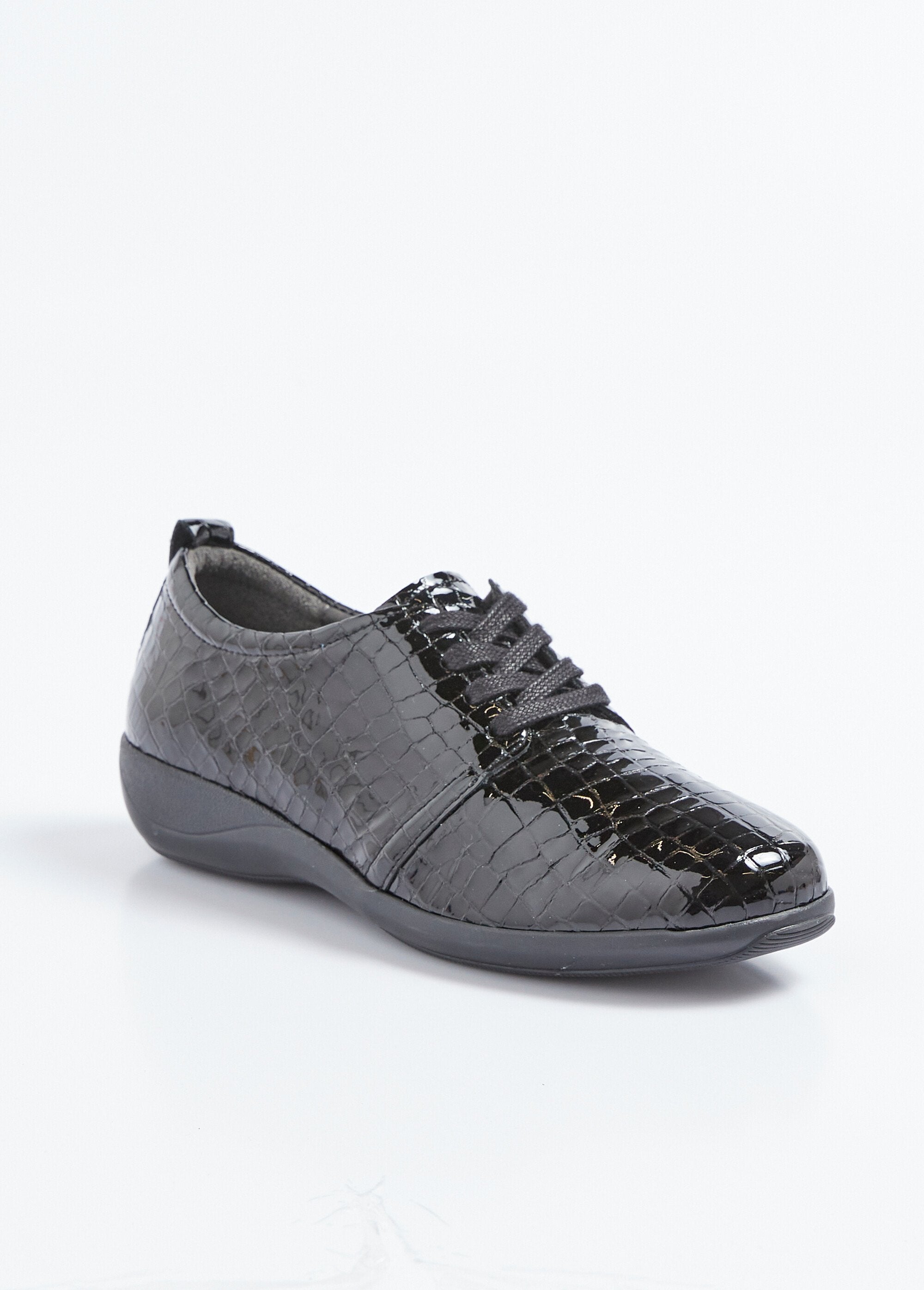 Derbies_cuir_vernis_effet_reptile_grande_largeur_lacées_Vernis_noir_FA1_slim