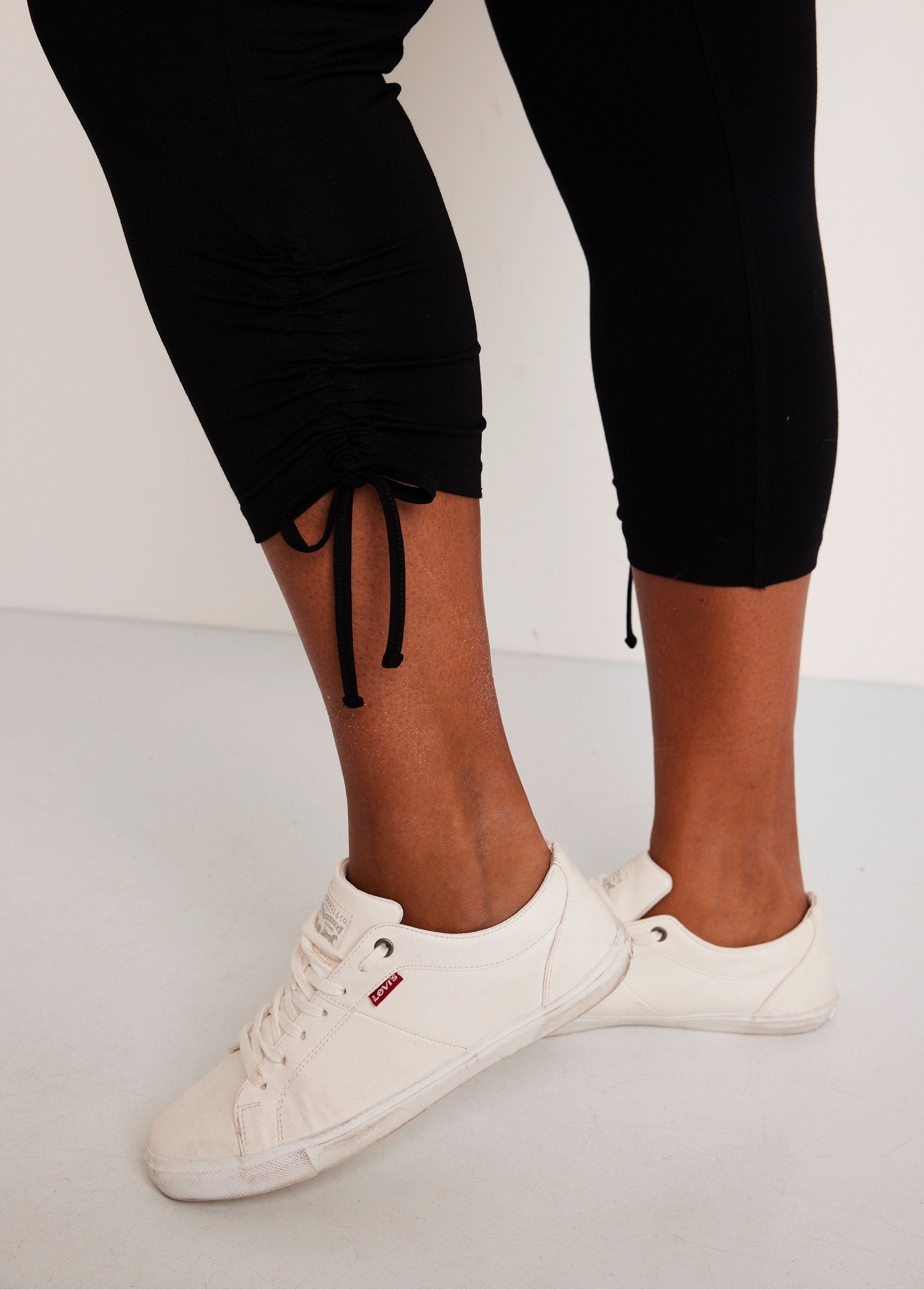 Short_leggings_with_elasticated_waistband_Plain_black_DE1_curvy