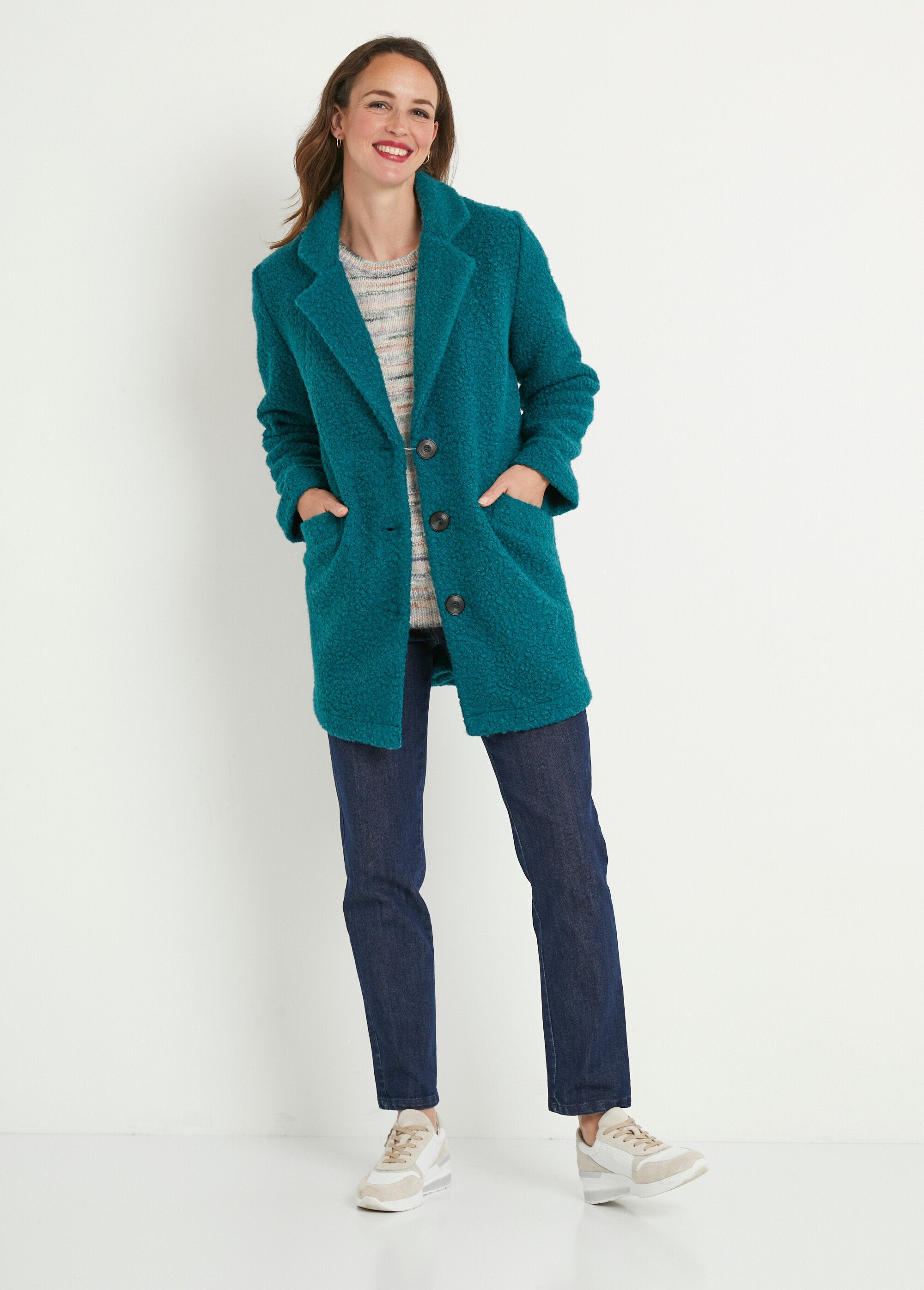 Mid-length_buttoned_boucle_coat_Duck_SF1_slim