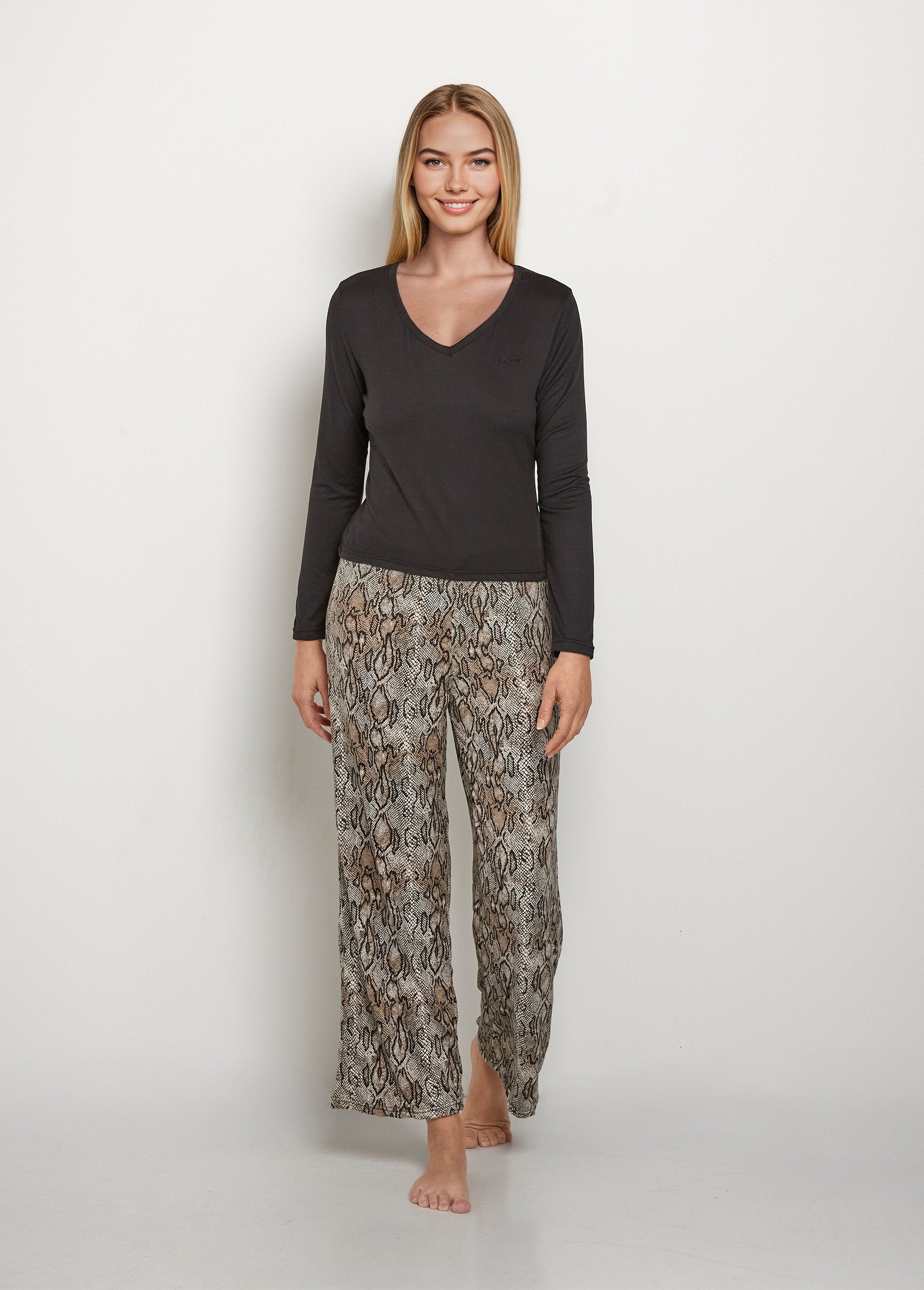 Long-sleeved_pajamas_with_printed_bottoms_Black_FA1_slim