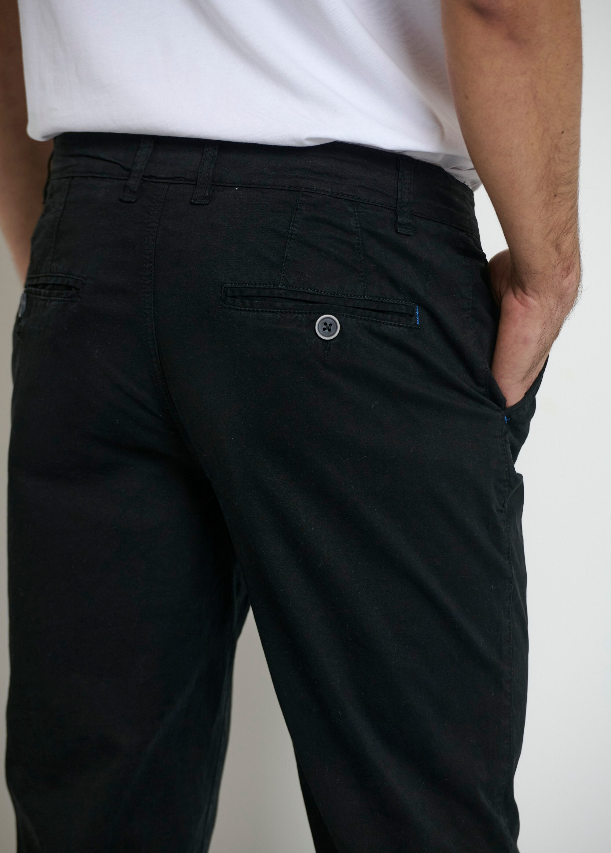 Men's_chino_pants_Black_DE1_slim