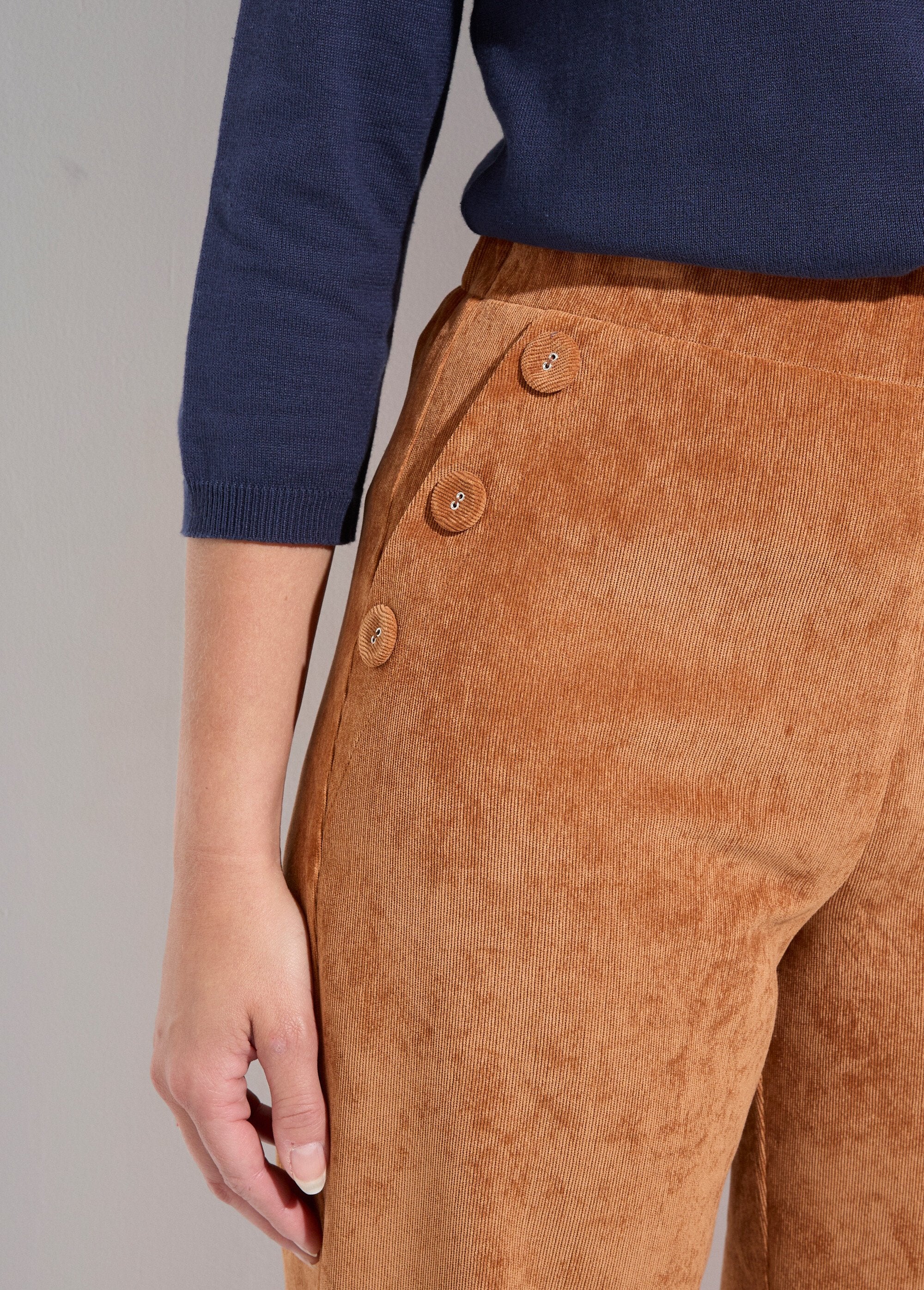 Wide-leg_corduroy_trousers_with_a_semi-elasticated_waistband_camel_DE1_slim