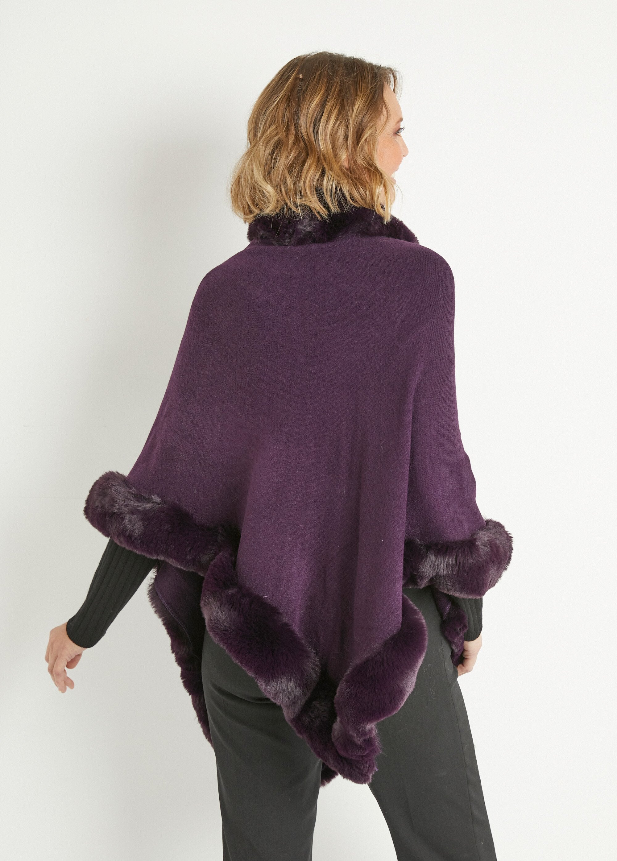 Knitted_poncho_with_fur_edge_Plum_DO1_slim