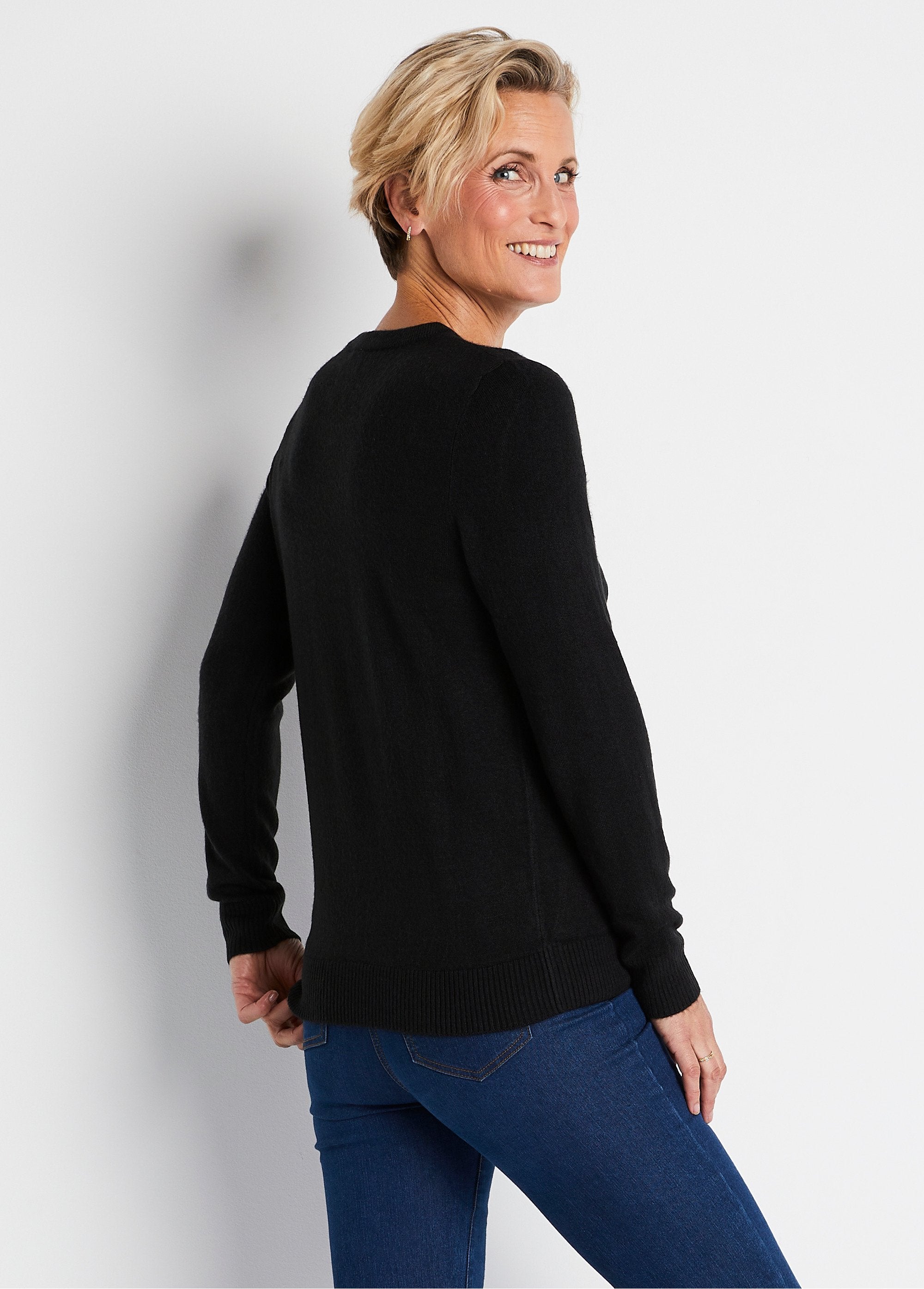 Soft_round_neck_long_sleeve_sweater_Black_DO1_slim