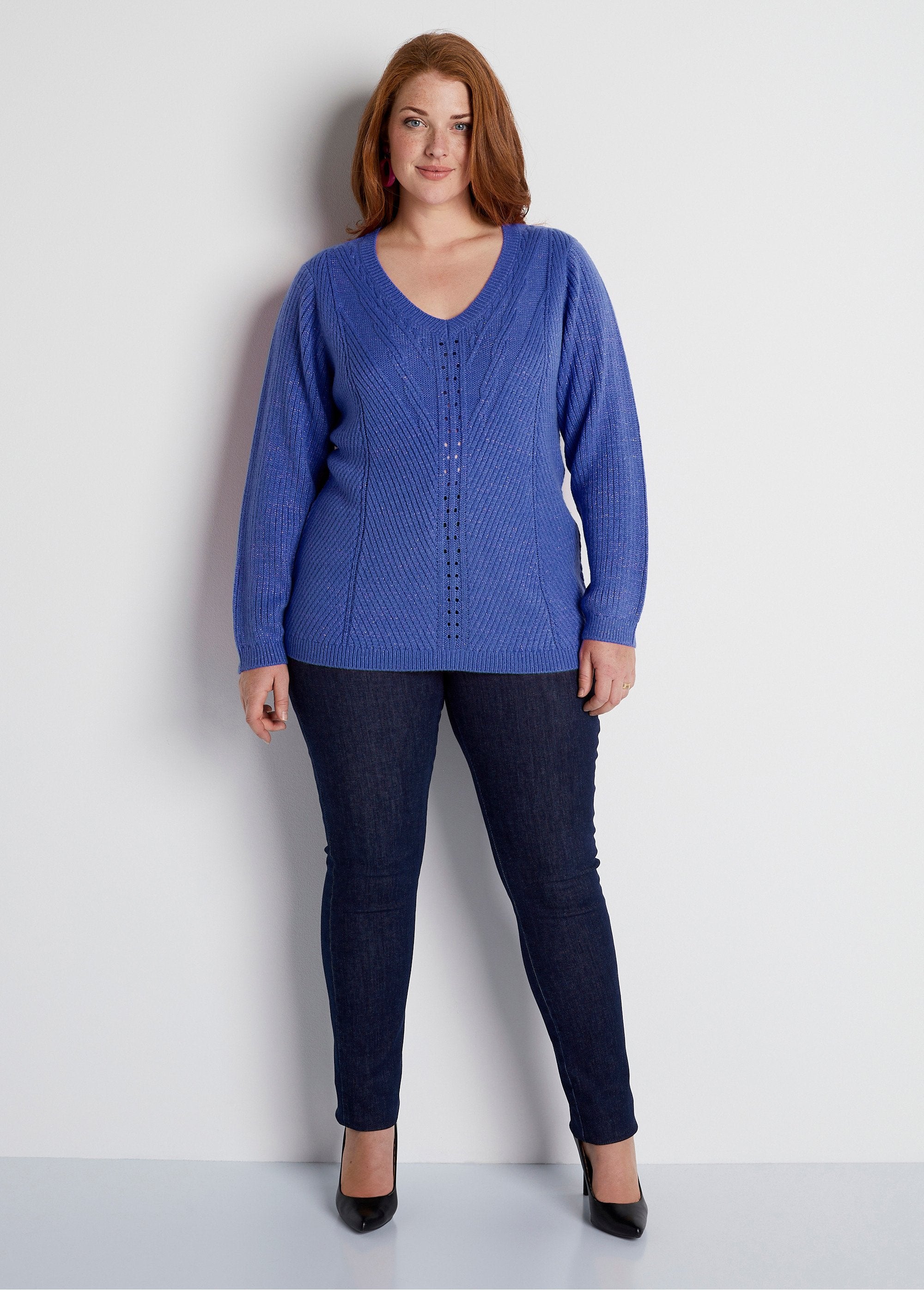 Plain_fancy_knit_V-neck_sweater_Blue_SF1_curvy