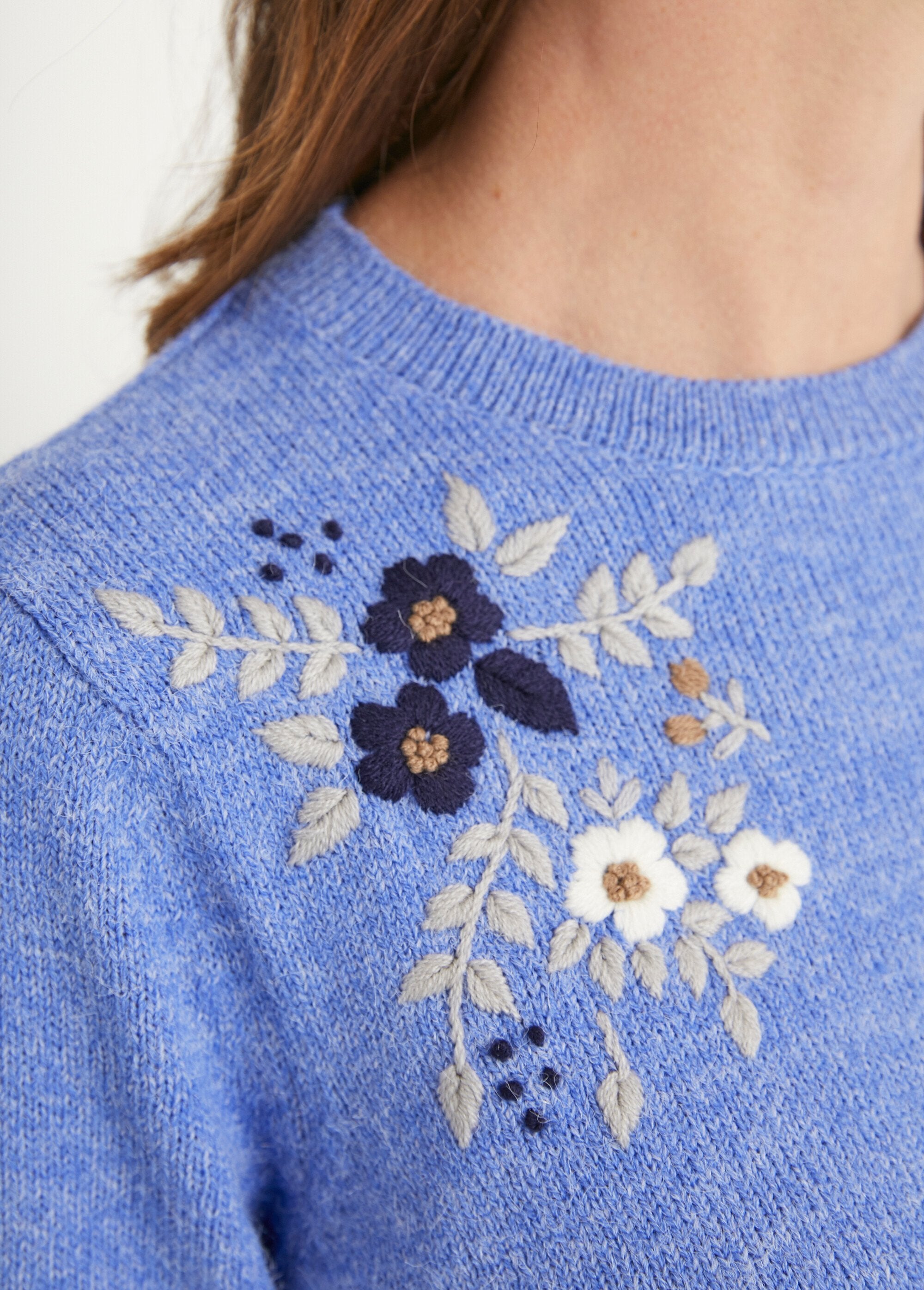 Soft_plain_embroidered_long-sleeved_round_neck_sweater_Blue_DE2_slim